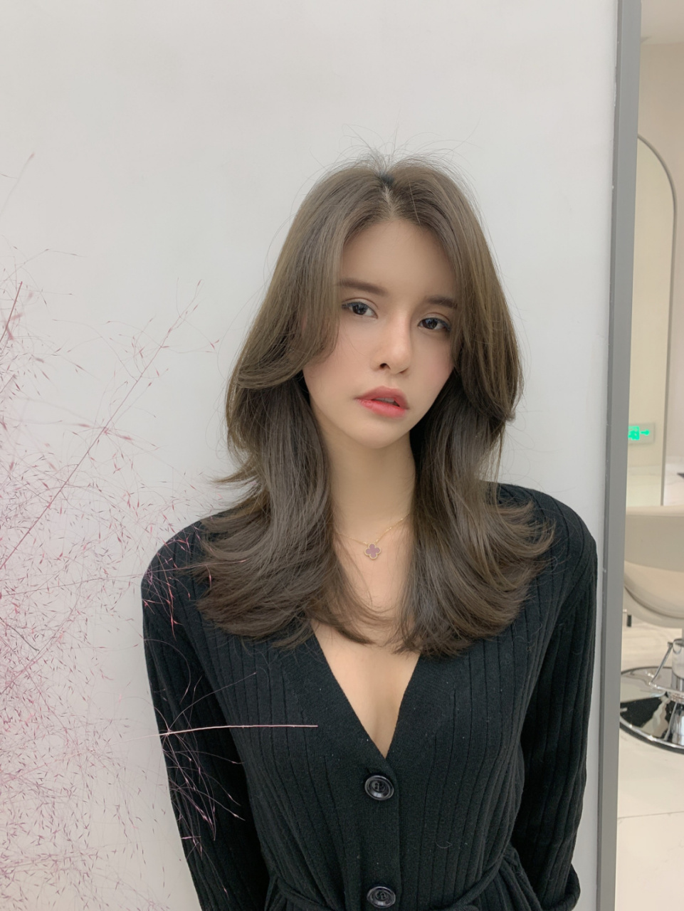 蜂蜜茶色 今年蜂蜜茶色的头发还是很流行的,特别是在秋冬季来了,会让