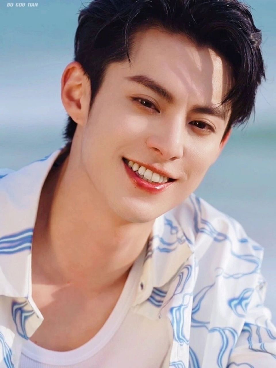 王鹤棣壁纸(357)这个男孩太阳光 太干净了 看棣棣在海边的笑容真的