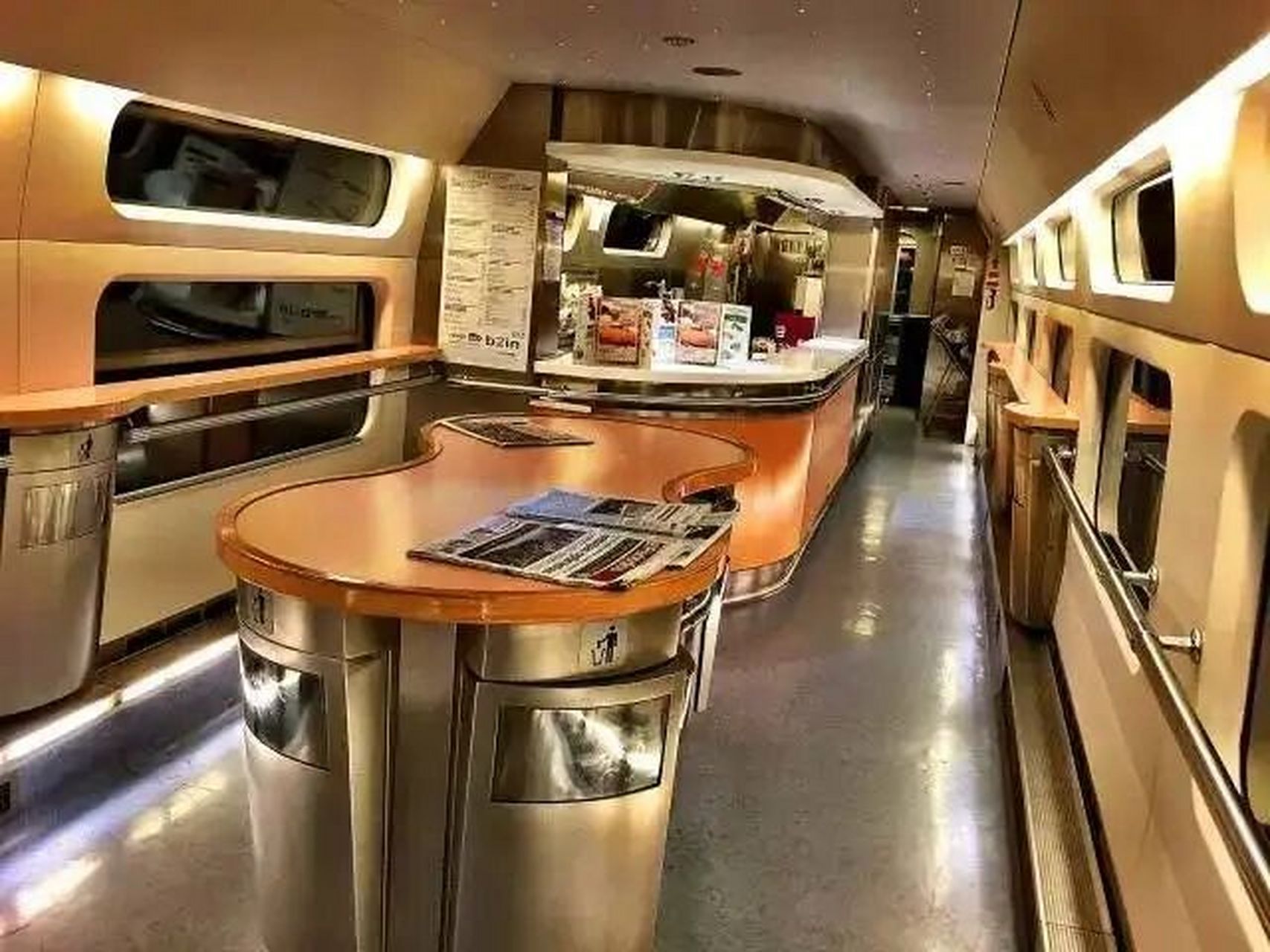 高铁餐车车厢图片
