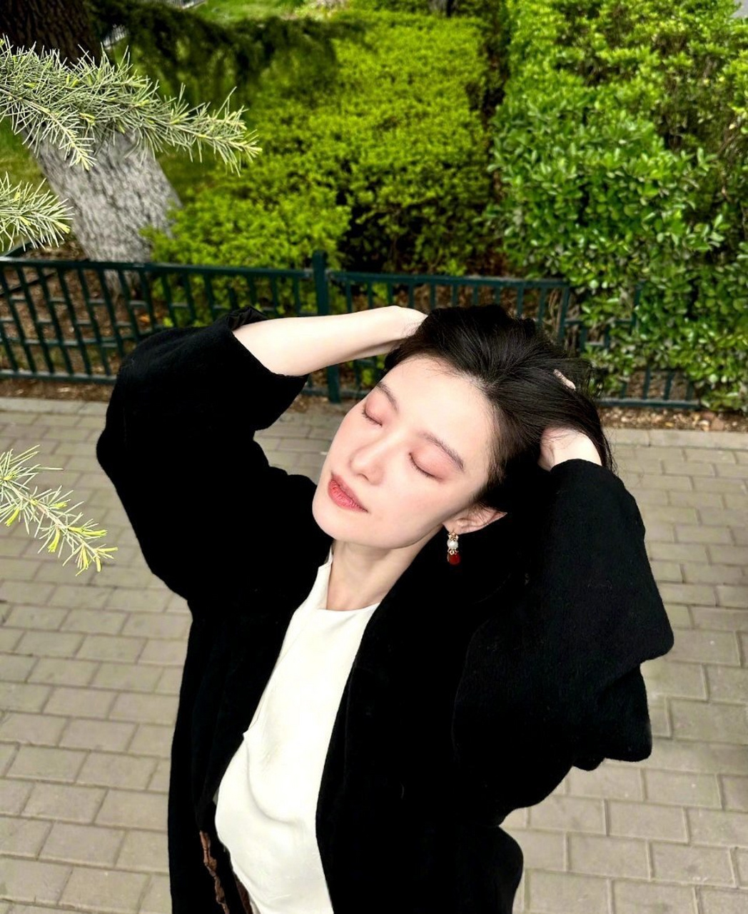 倪妮晒生活照#倪妮晒四宫格捧花自拍,状态也太好了,笑起来也太美懒怂