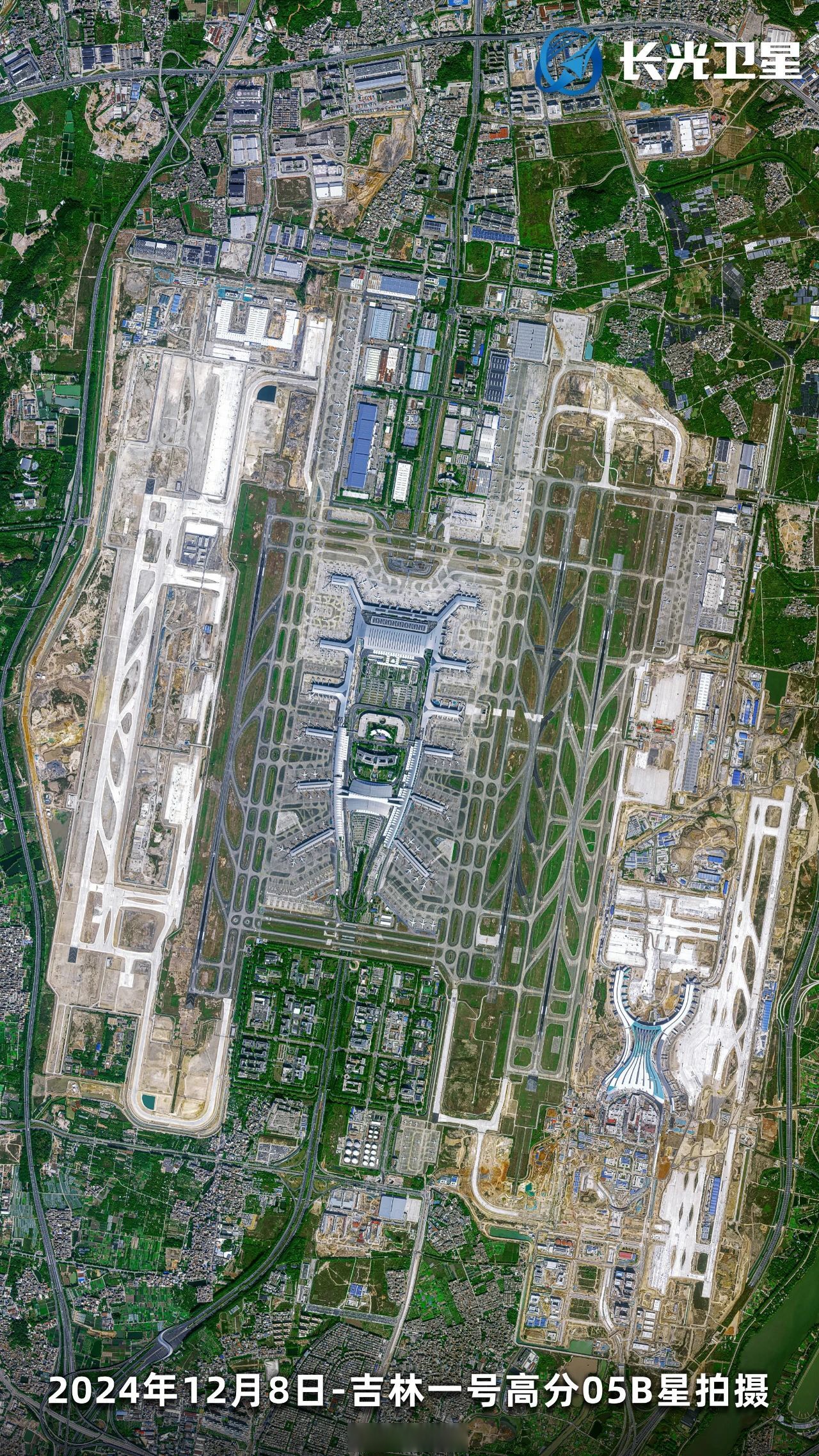 长光卫星 发布一组拍摄于12月8日的白云机场组图,包括正在加紧建设的