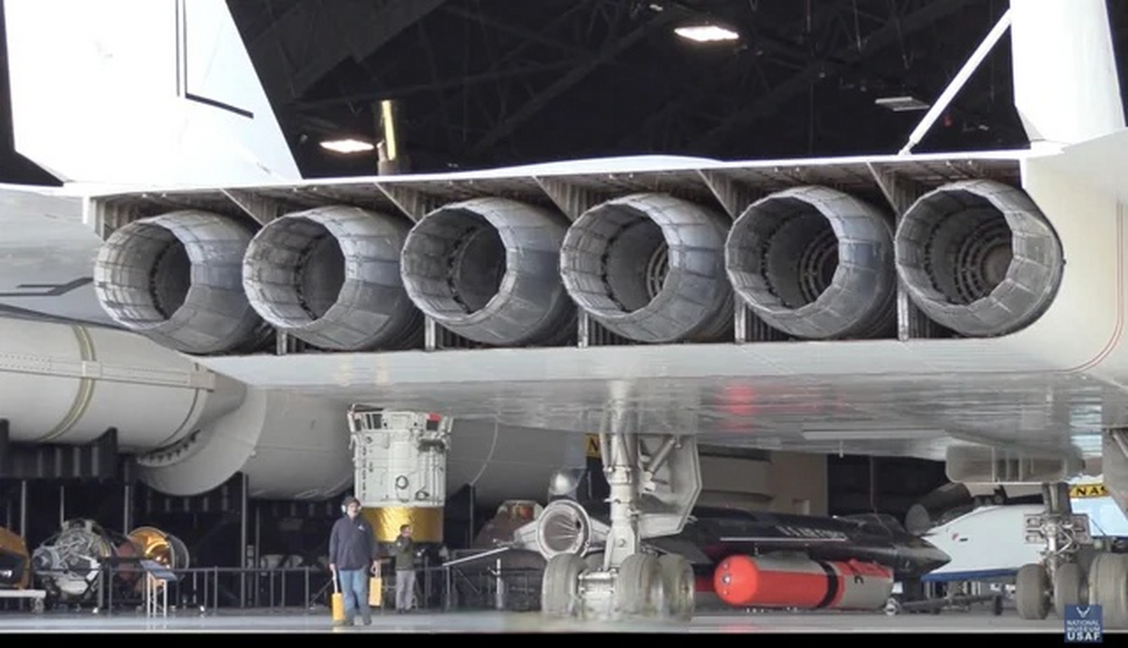 课# #趣聊军事圈# xb-70女武神超音速轰炸机的6联装发动机喷口特写