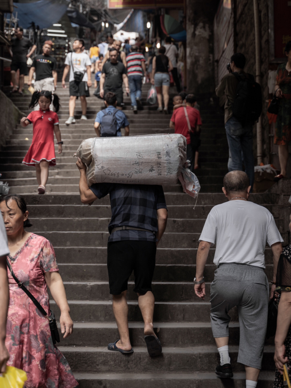 负重前行的图片 唯美图片