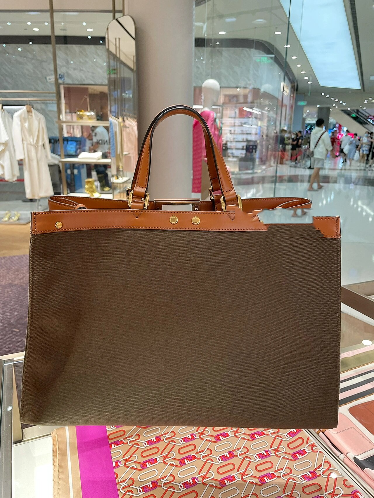 孟晚舟同款fendi peekaboo xtote