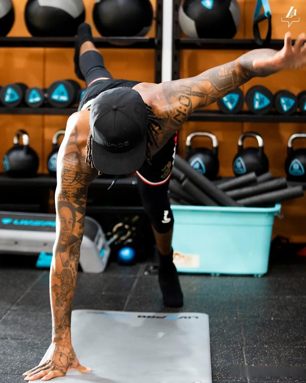 湖人晒拉塞尔中国行训练照  阿克伦king詹姆斯