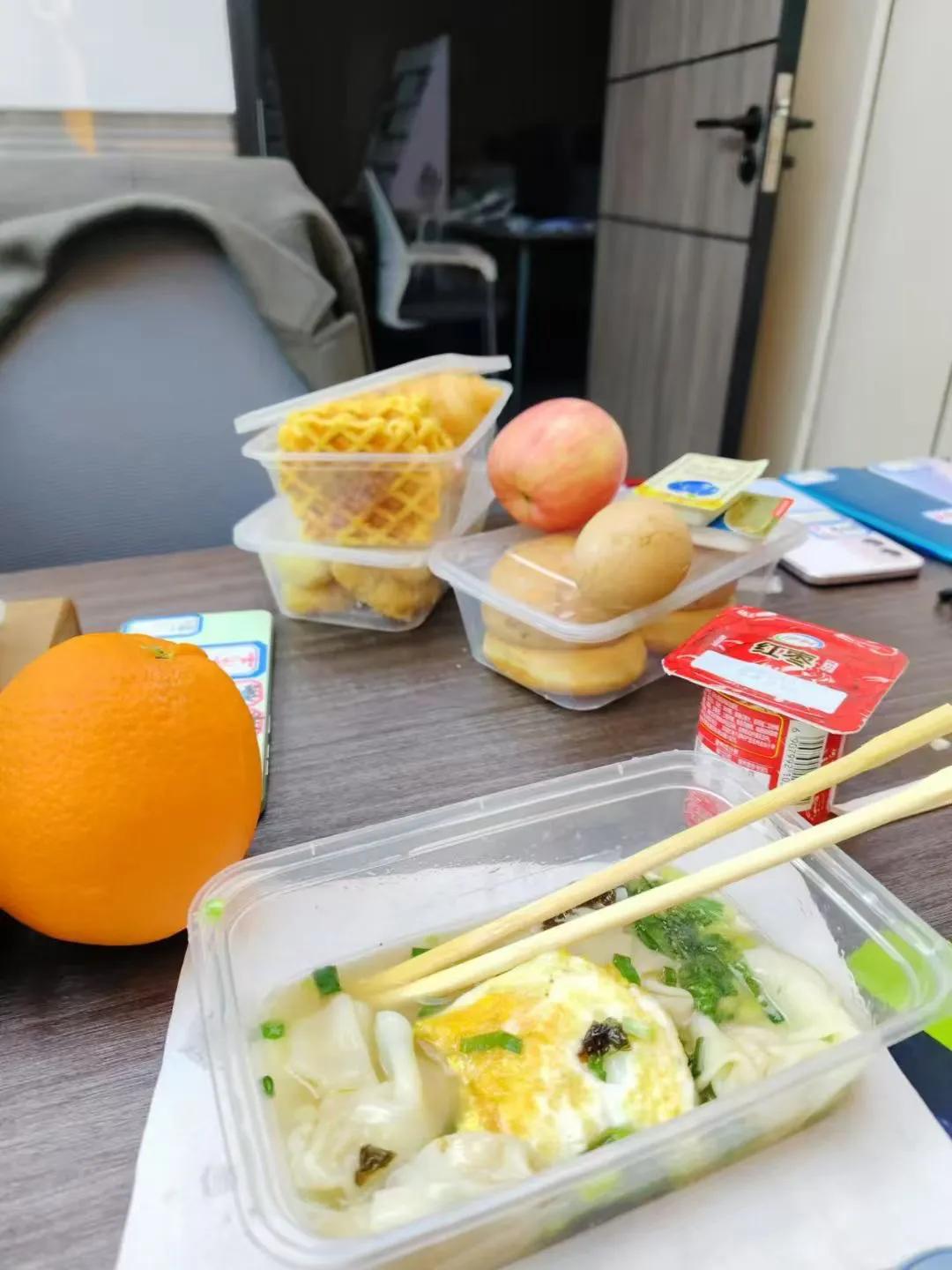 一大早我外甥女给我送来了早餐  为了怕我吃