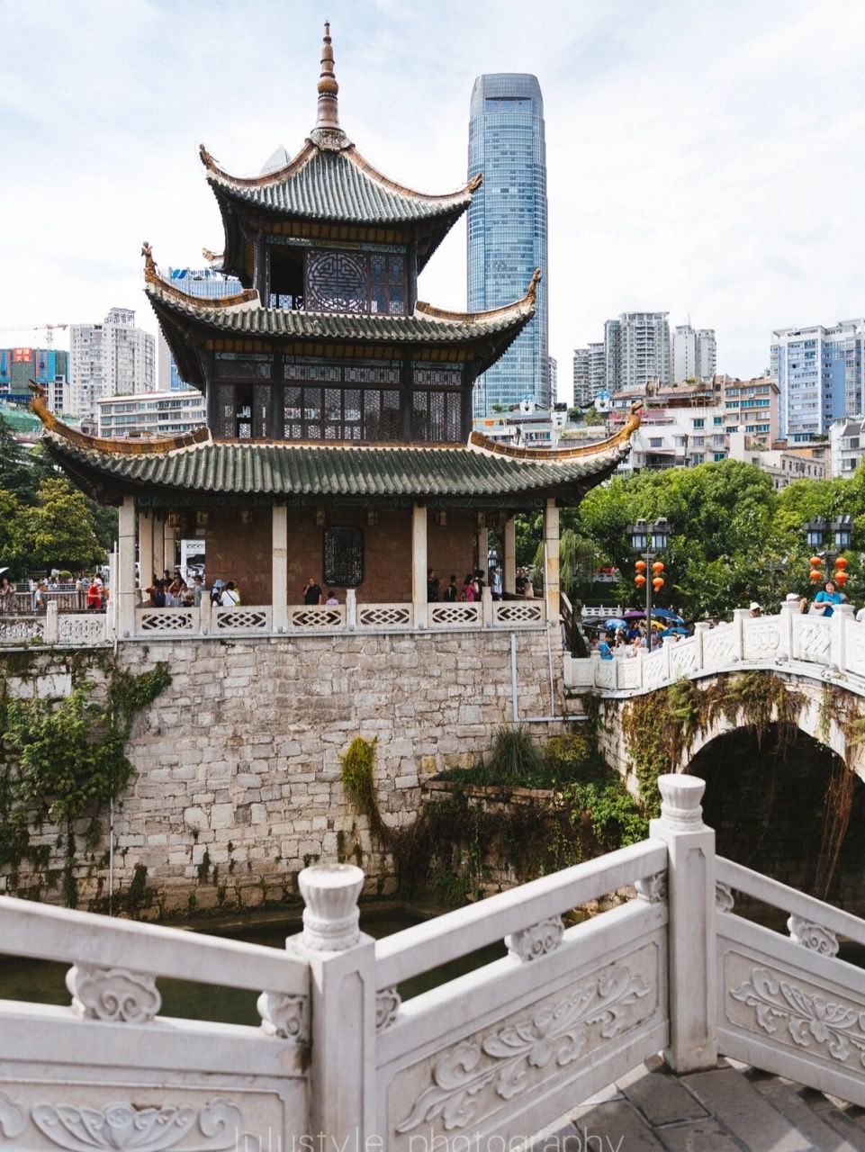 贵州|贵阳地标性古建筑之"甲秀楼" 甲秀楼,位于贵州省贵阳市南明区