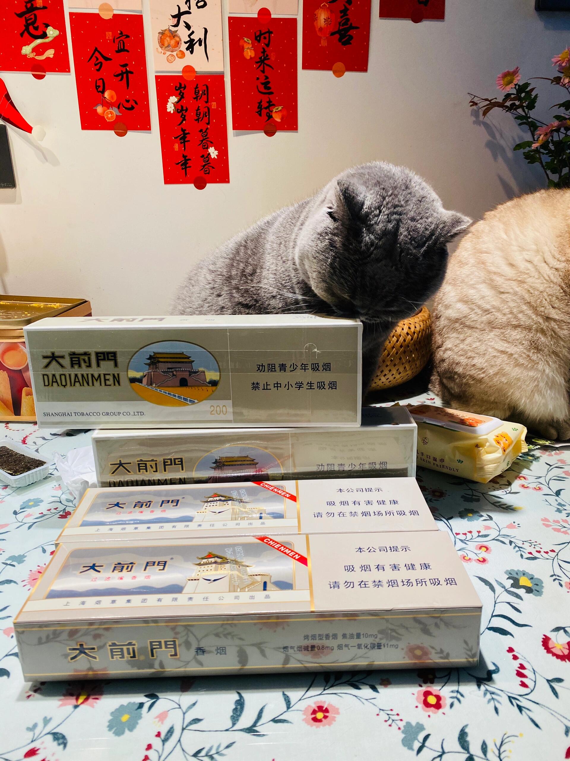 年纪大了,劝他少抽些,老大前门短支上海特色烟上海特产香烟短支大前门