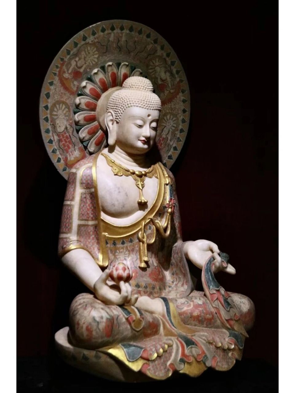 唐代 汉白玉彩绘坐佛 唐代汉白玉彩绘坐佛长76厘米 宽60厘米 高133