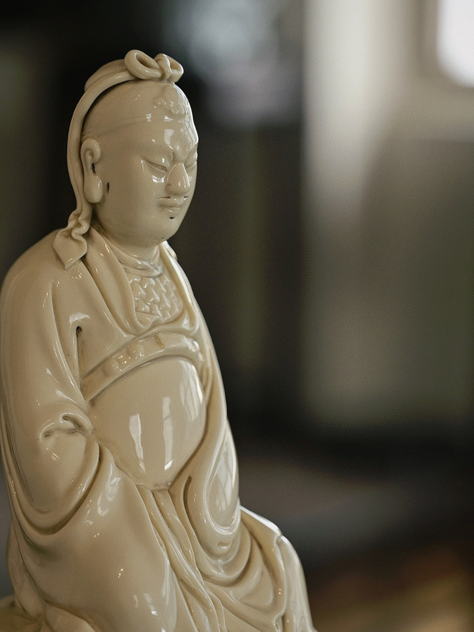 有一种白叫"猪油白" 白瓷|关公坐像 德化窑关圣帝君像,面庞宽阔丰满