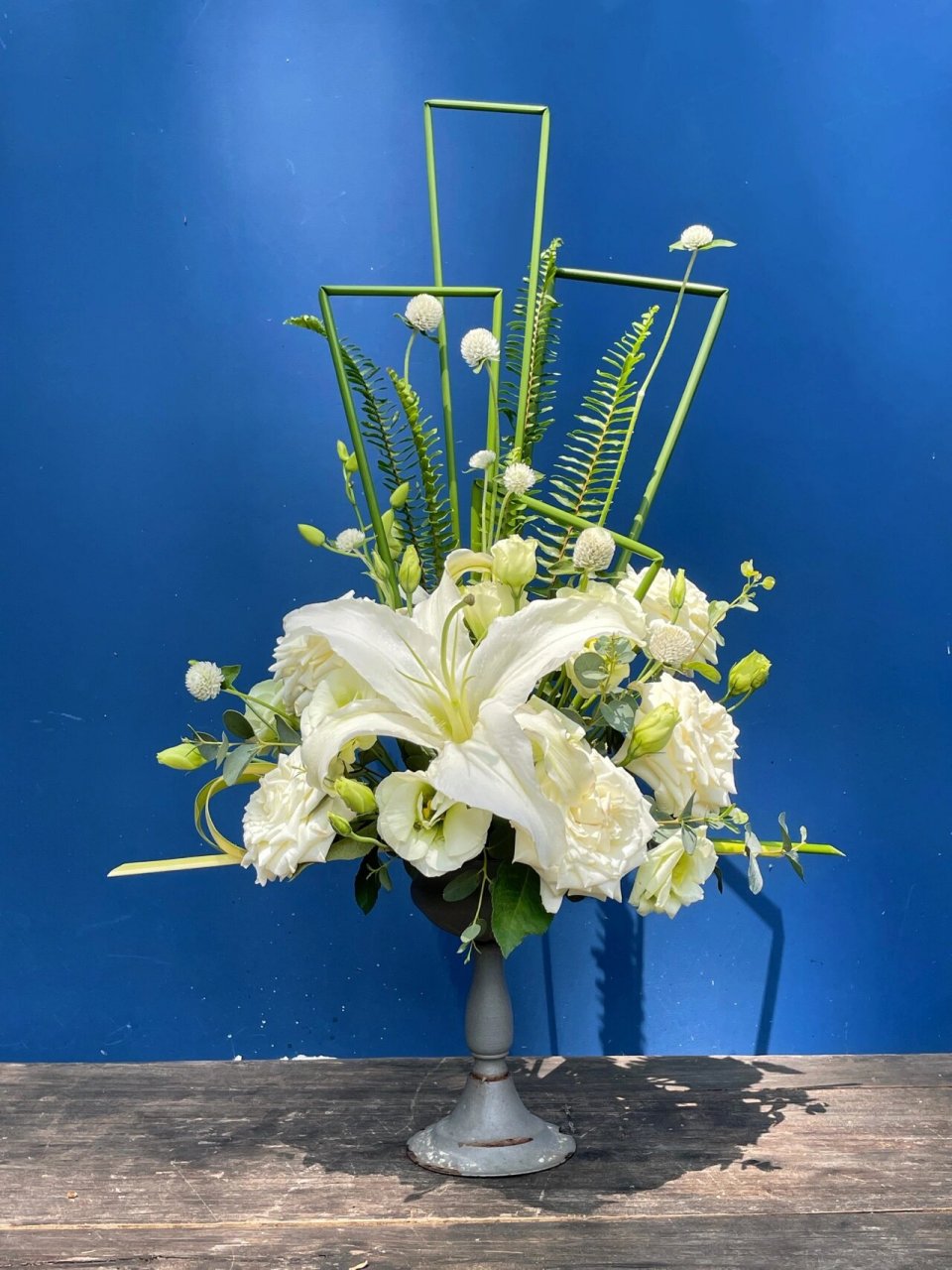 三角形插花教程来了 造型特点: 1.三面观花艺作品 2.