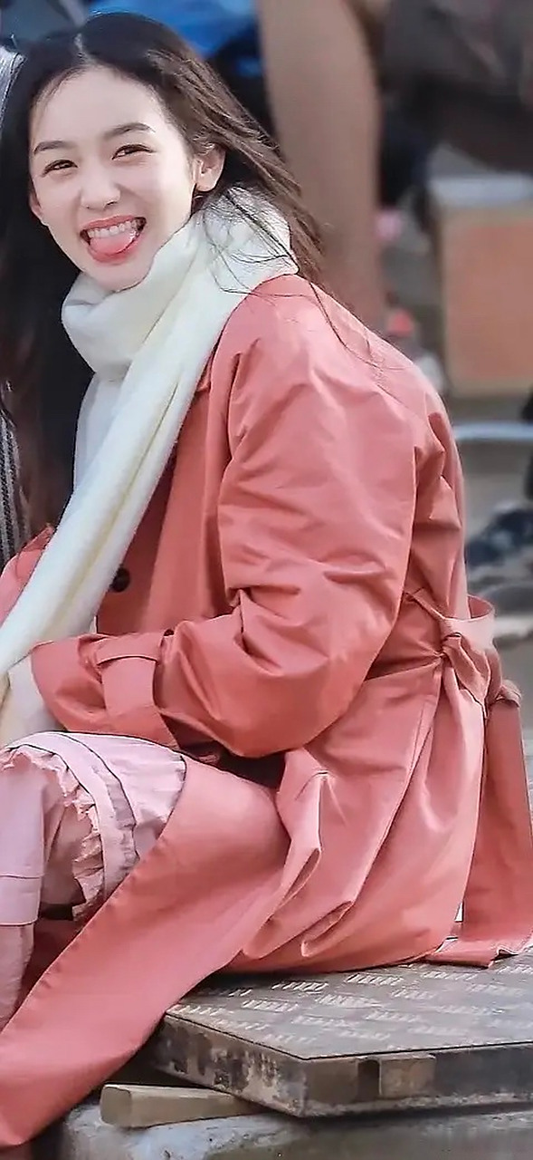 周也笑起来一般都不加分的,但只要控制好肌肉,看不到酒窝的时候就特别