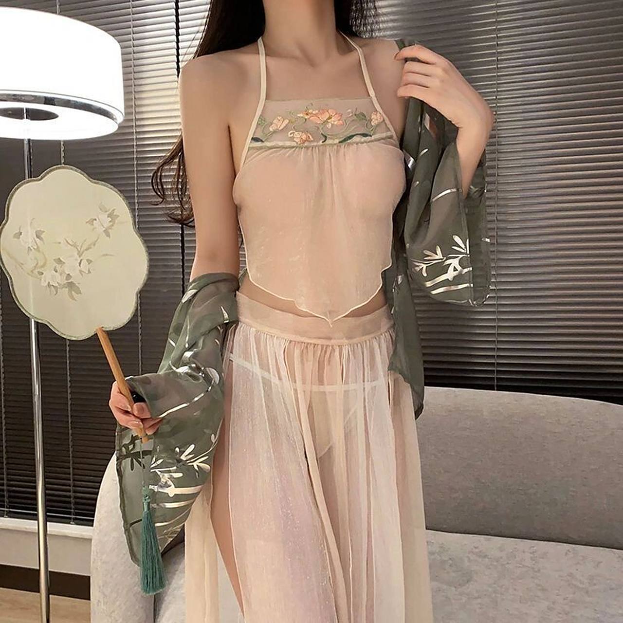 超仙性感雪纺纱裙宫廷古风肚兜汉服透视诱惑 在古老的宫廷中,一位神秘