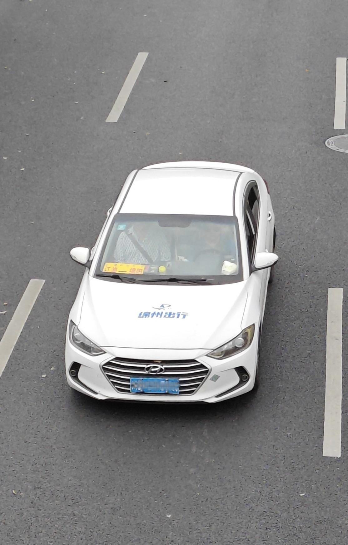 今天偶遇到了一辆第六代伊兰特,他的车身上印着绵州出行,这代表着它是