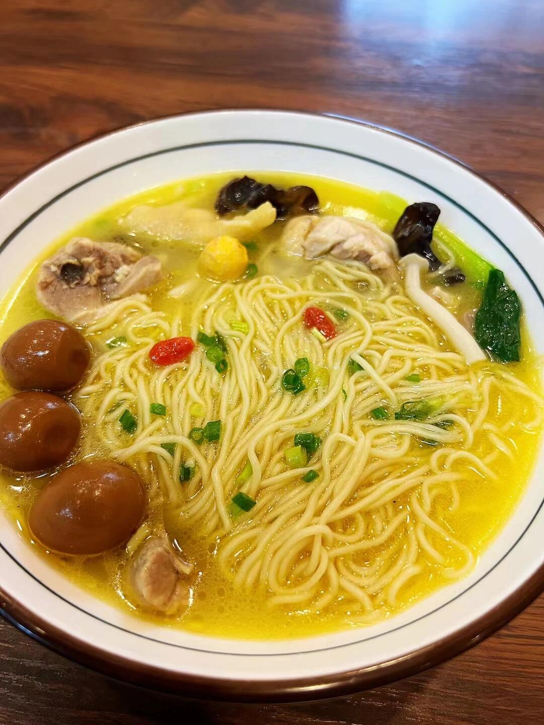 你们吃过真正百分之百的鸡汤面嘛?