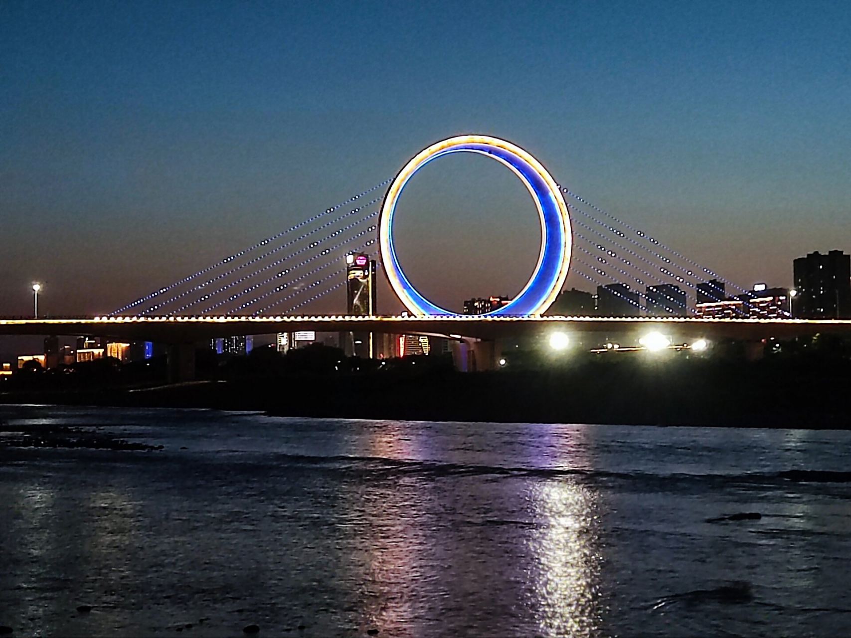 夜色中的宝鸡市团结渭河大桥日月同辉雕塑,色彩斑斓,雄伟壮观,再现了