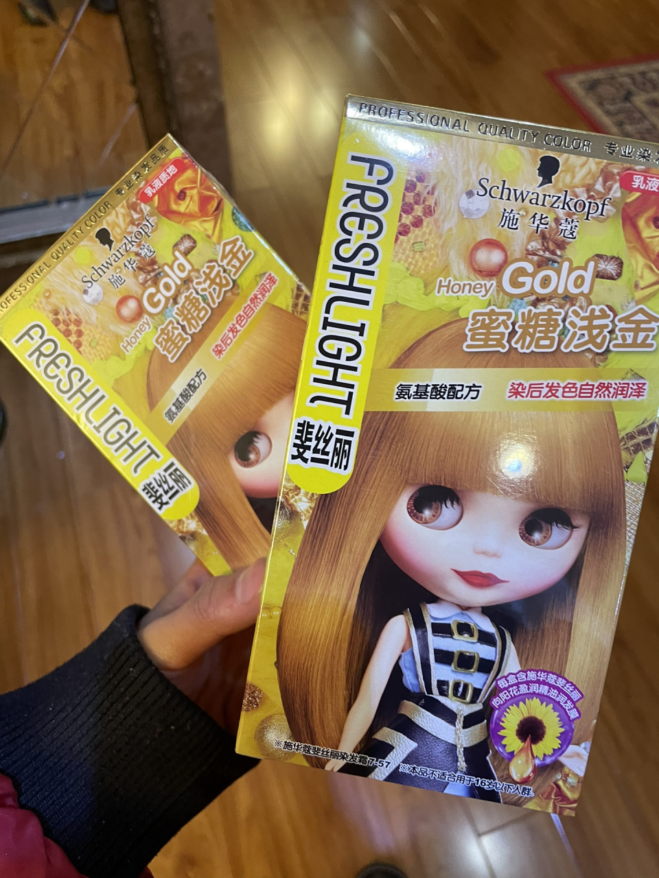 施华蔻蜜糖浅金黑发直染各位美女请参考 脖子以上的头发都是黑发直染