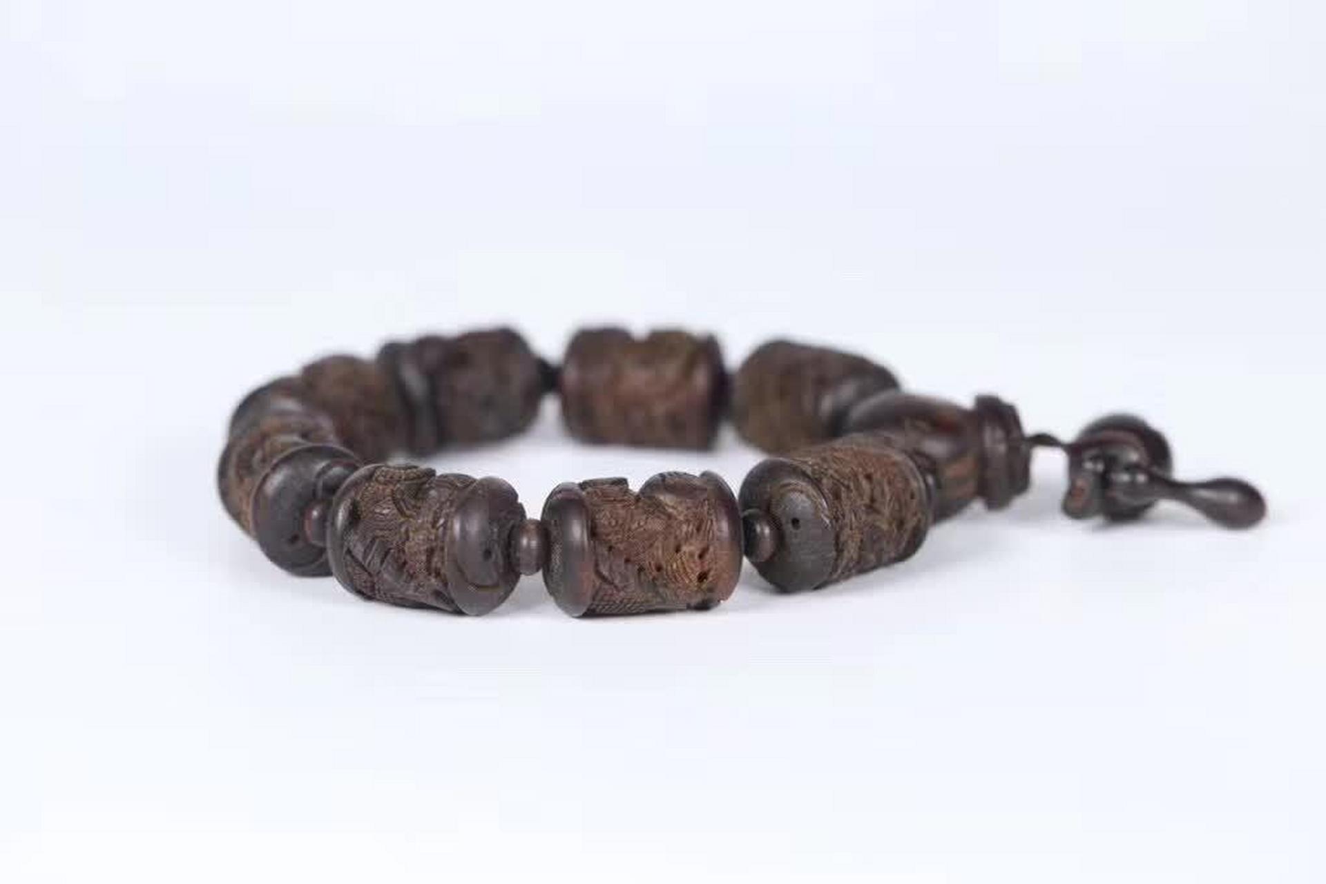 清代沉香雕龙纹手串,以其古朴典雅的姿态,静静地诉说着那个时代的辉煌