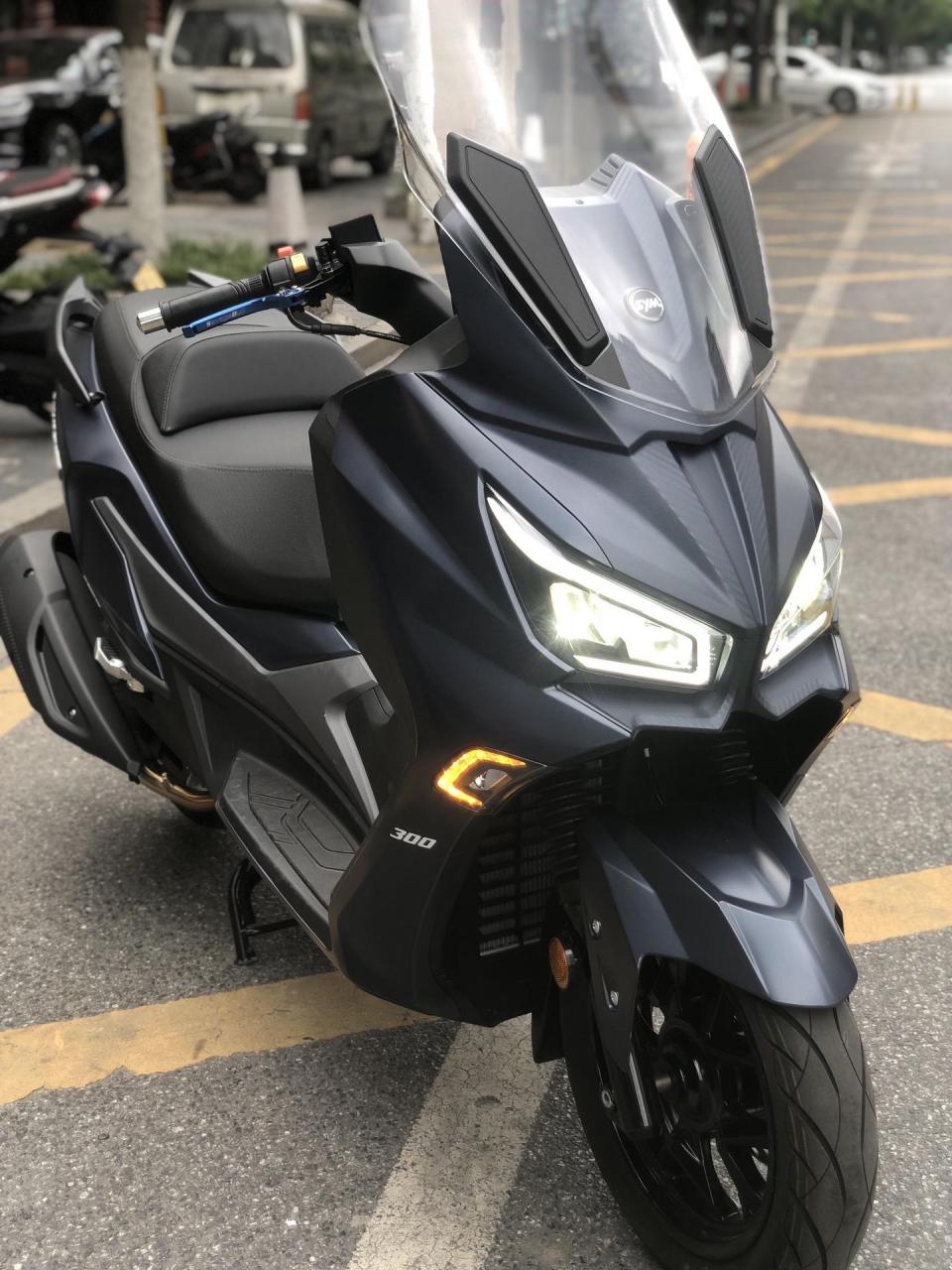 300cc大踏板首选车型,安全配置前后abs tcs ,液晶仪表,全车led灯组