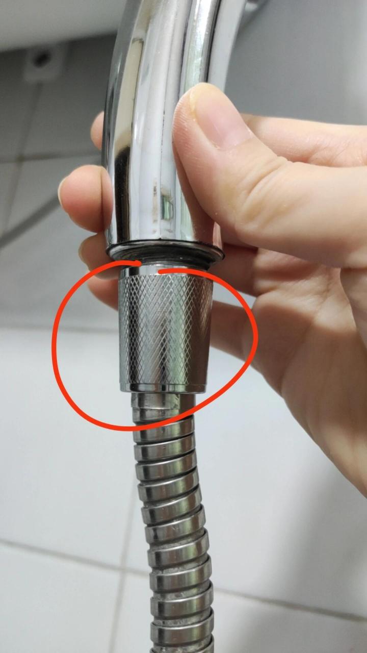 原来真的不用直接换花洒软管,换个小零件 软管漏水,肉眼可见是接头处
