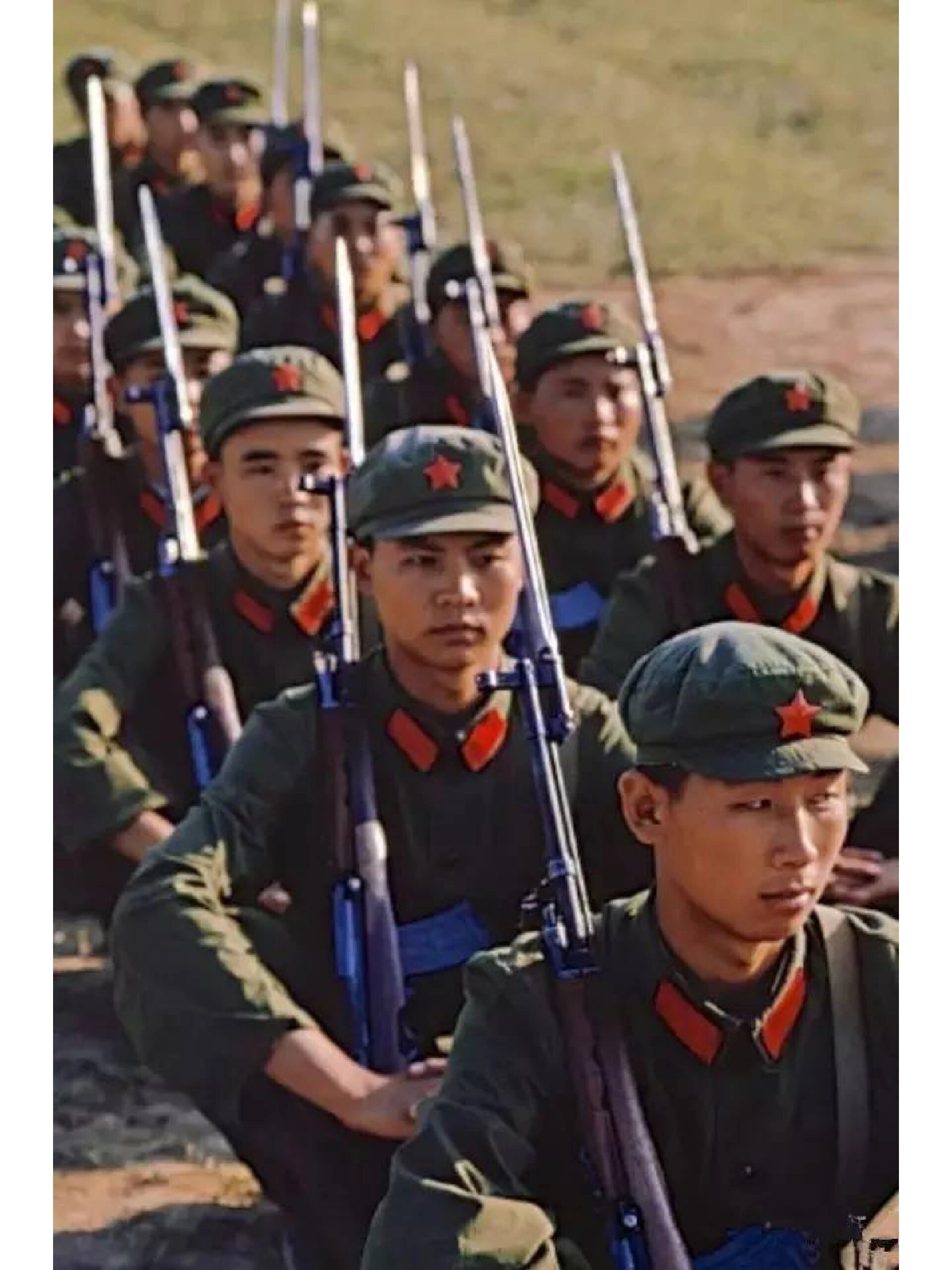 一颗红星头上戴,革命红旗挂两边,穿65式军装的解放军.