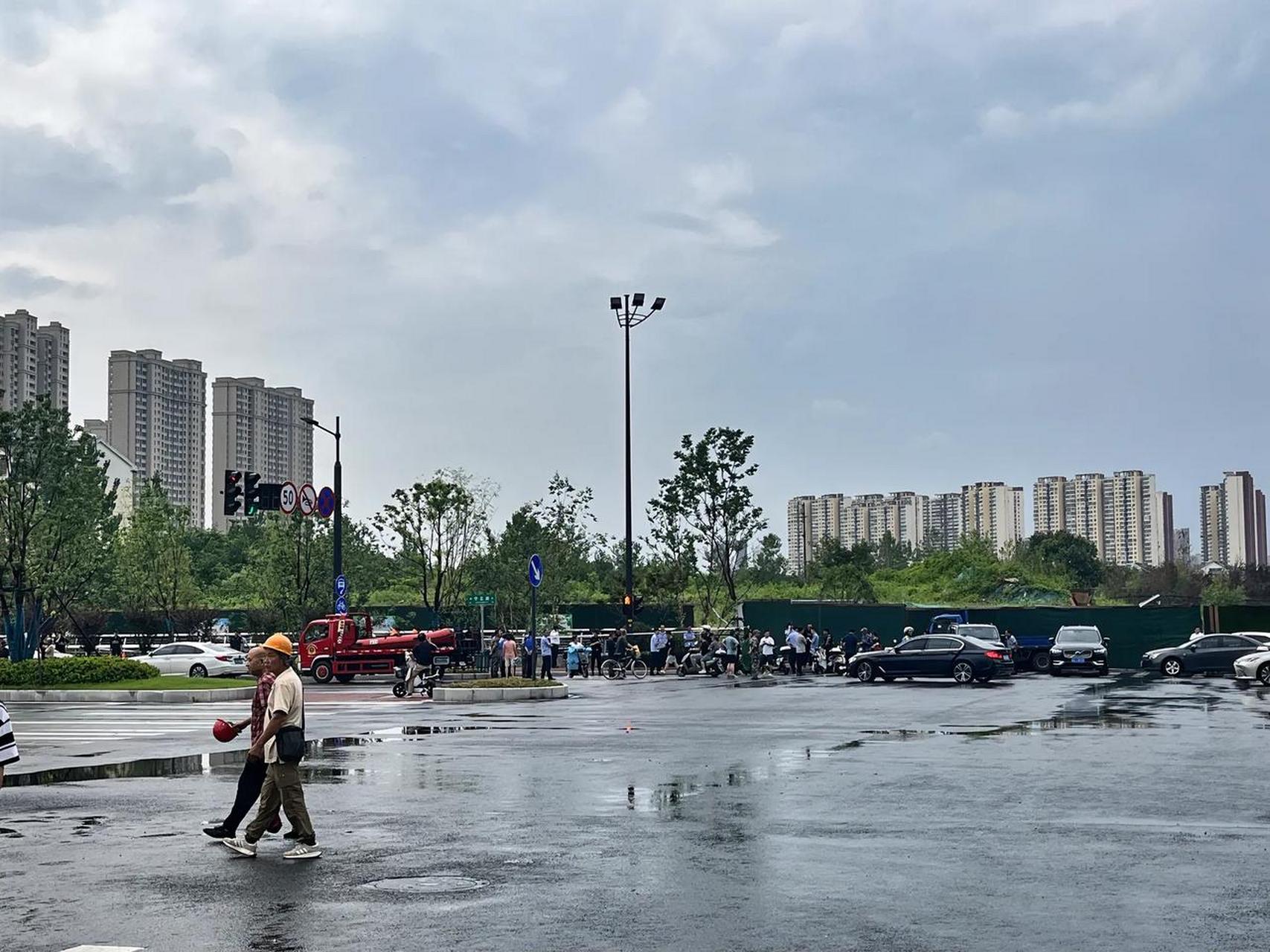 事发雨花台区西善桥贾西守正路附近,昨天下午从这里路过,好多人围在