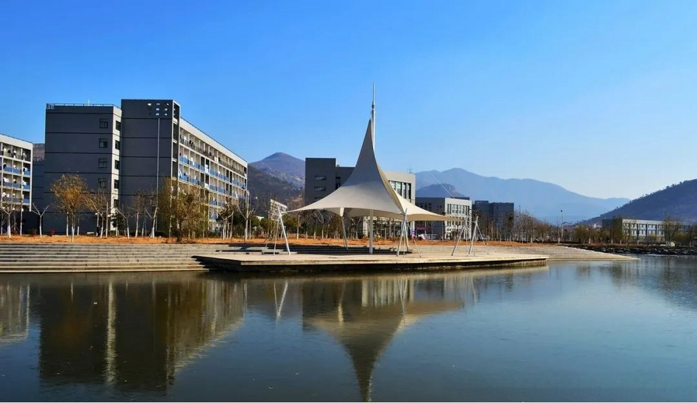 跟着小编一起去了解一下吧~ 一,学校简介   广州南方学院