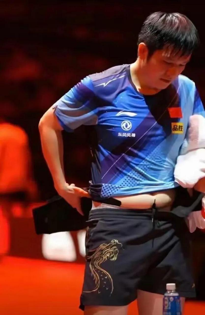 看了游泳队的小伙子们都是八块腹肌,觉得运动能减肥,能塑型!