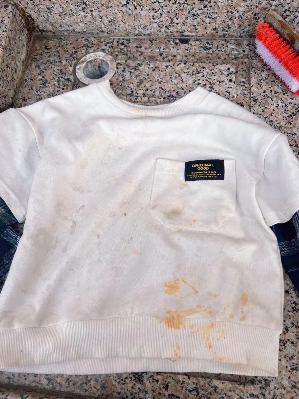 小龙虾油沾衣服上 这个夏天适合吃小龙虾02 油污洗不掉不用怕,柠檬