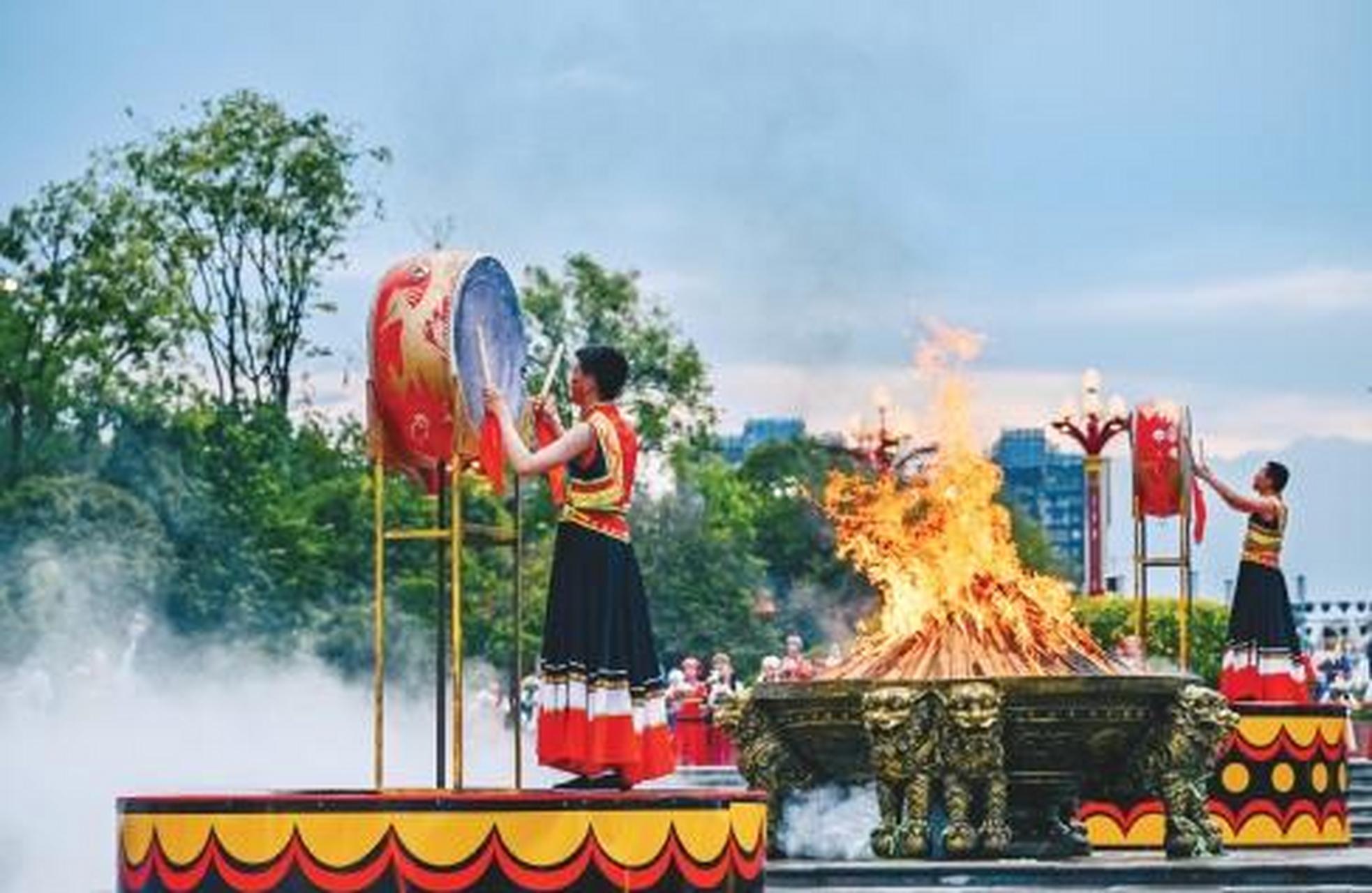 8月10日,中国·楚雄2023年彝族火把节盛装开启,当地各族群众沉浸在