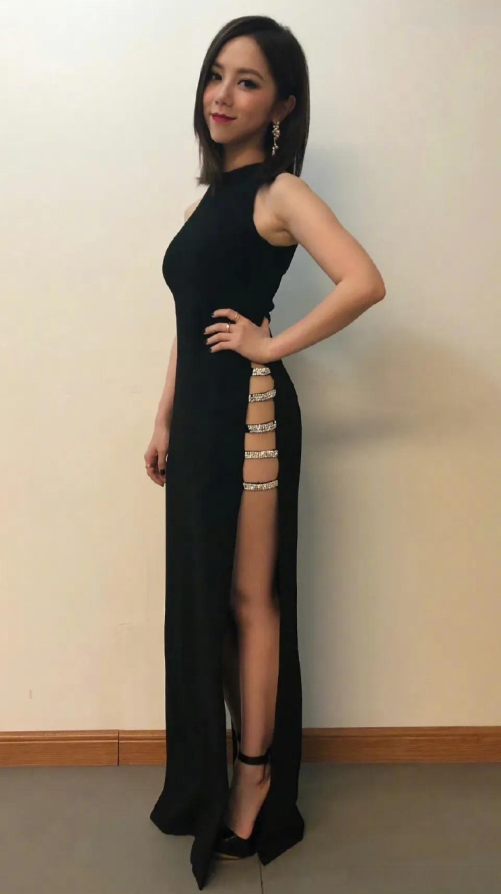 翻到了18年的邓紫棋的照片,开叉到腰的裙子,把1米57穿出了1米75!