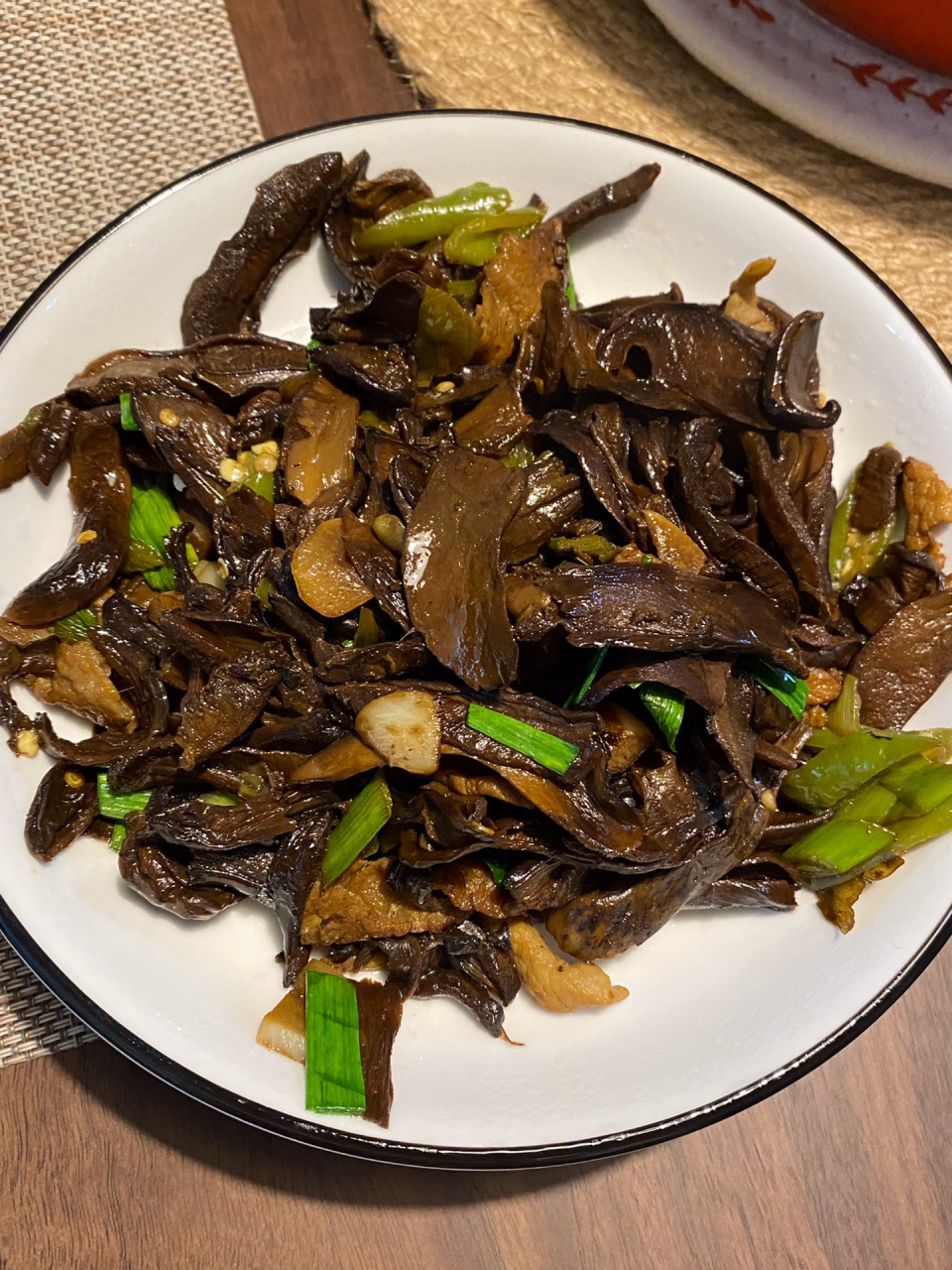 干菇食谱:炒野生菌菇,鲜香下饭 今日分享老刘烧的"炒野生菌菇",源自有