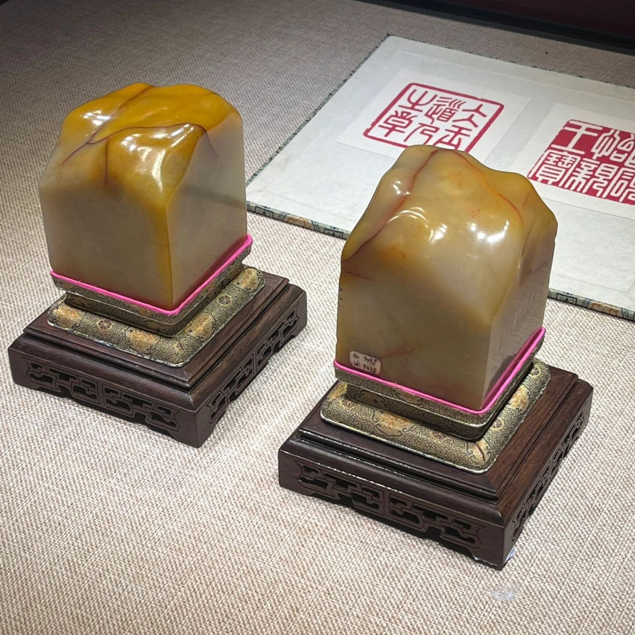 和硕怡亲王宝田黄石对章,宽7cm见方高8.