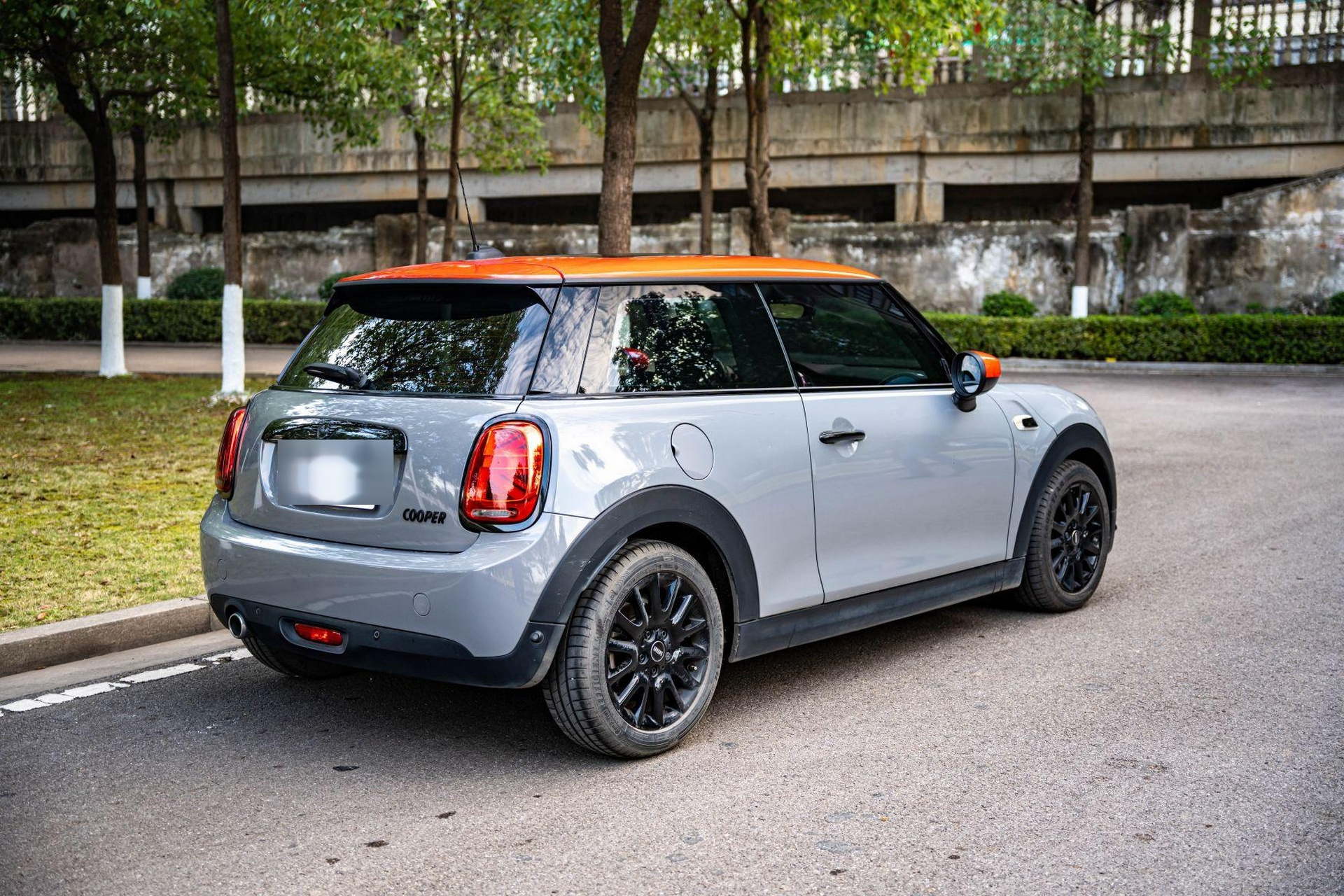 2019款三门mini cooper 经典派 0720年5月上牌,胡椒白外观贴灰膜