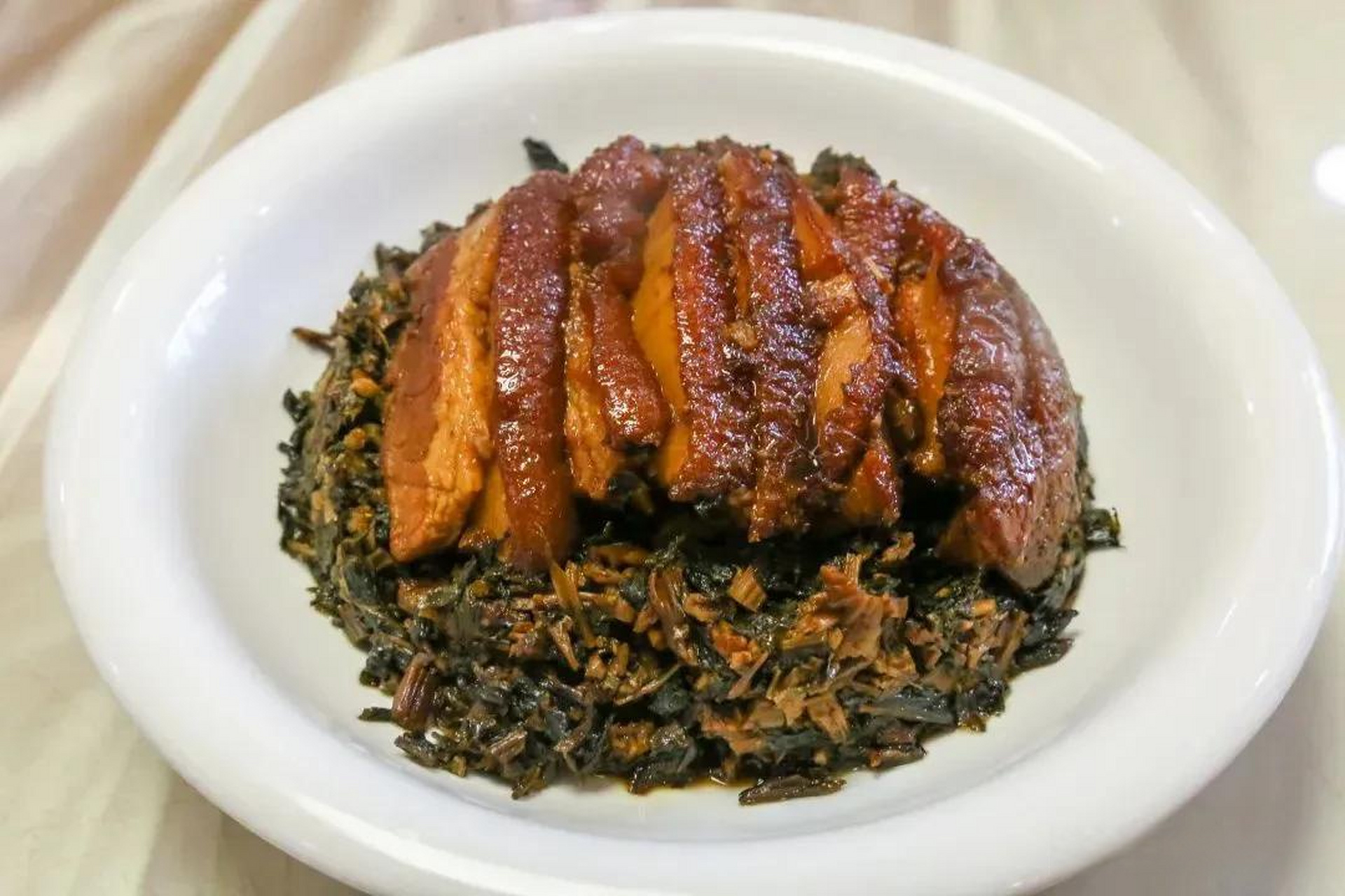 客家菜是粤菜的三大地方菜系之一,梅州客家菜突出主料,朴素大方,骄靠