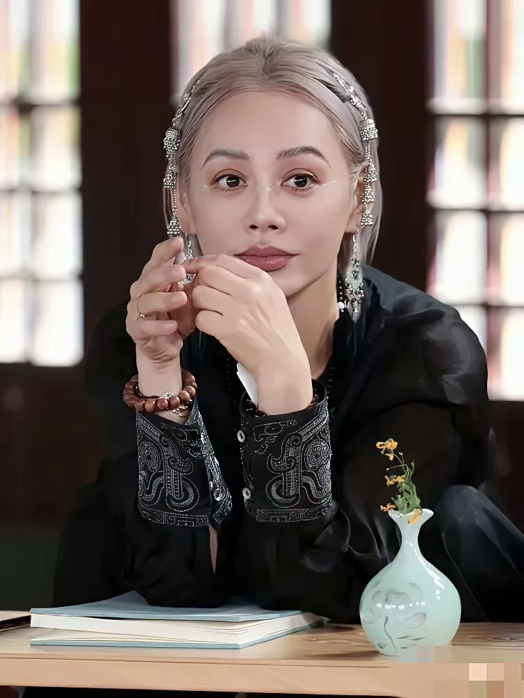 宁静是漂亮,但是她只是属于那种还算漂亮的,并不是特别漂亮的,把她和