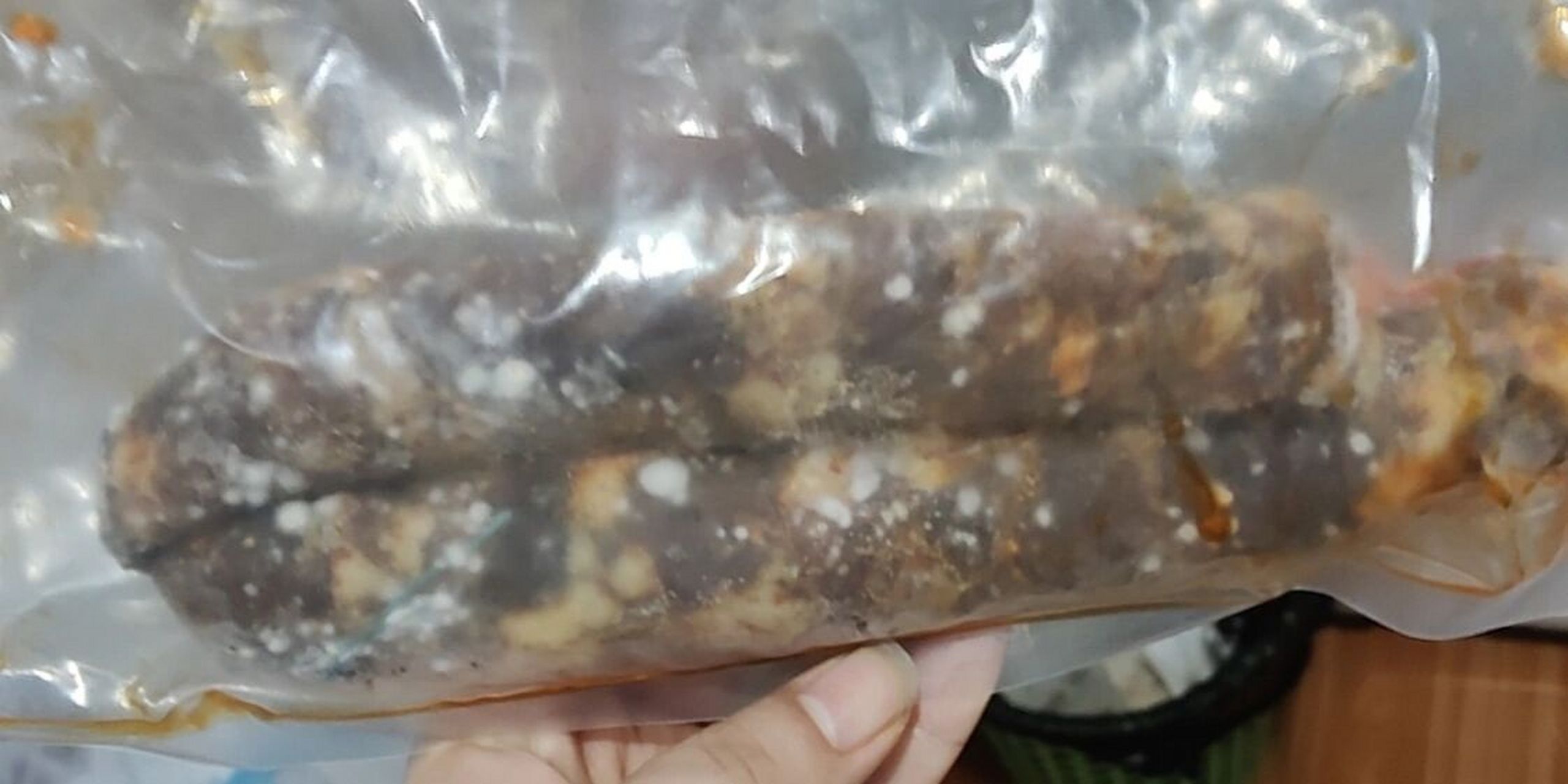 香肠发霉了还能吃么? 香肠发霉了,还能不能吃,放冰箱冷藏都发霉了