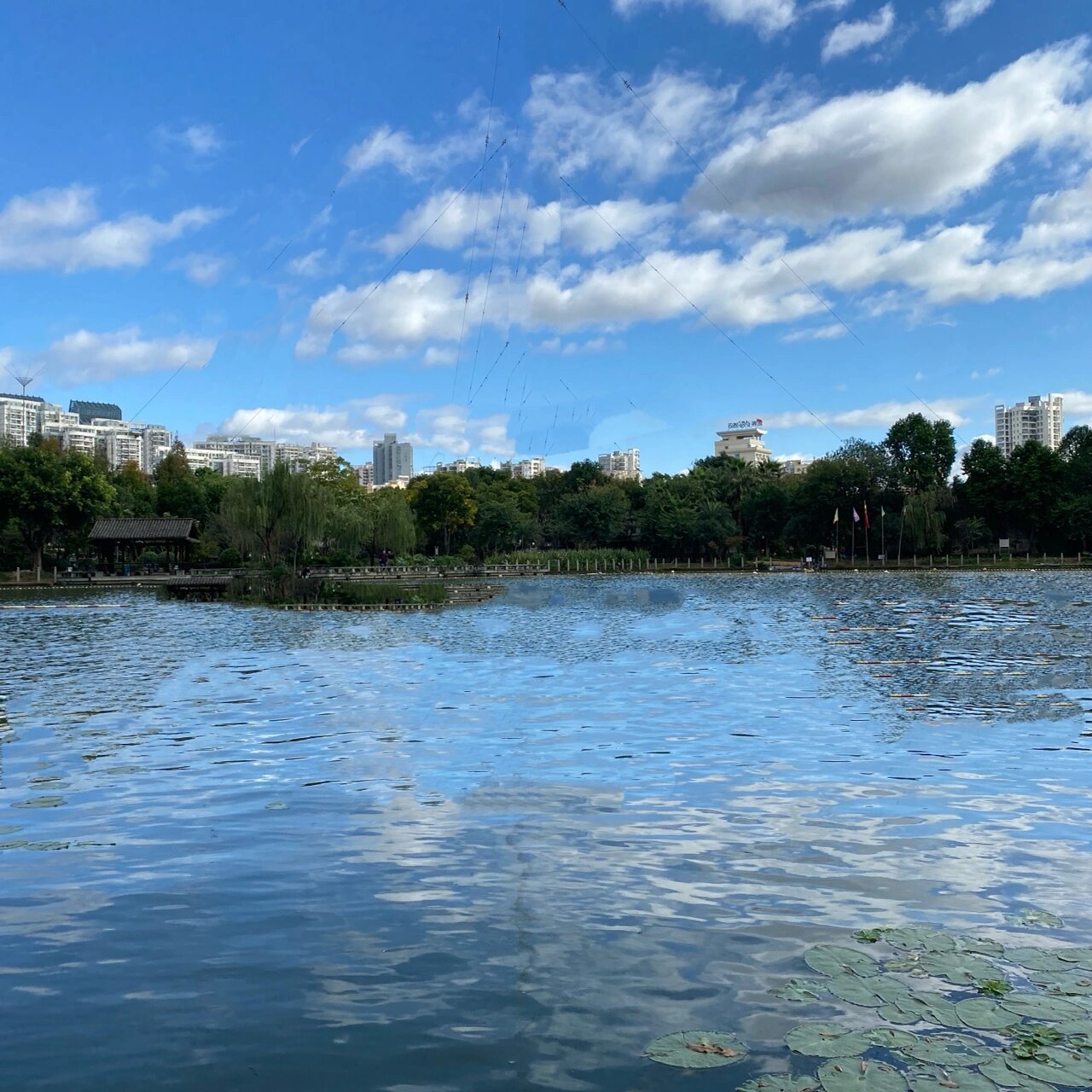 【美丽九山湖】 清晨漫步九山湖路,空气清新,尤其雨后,湖光淩淩,天空