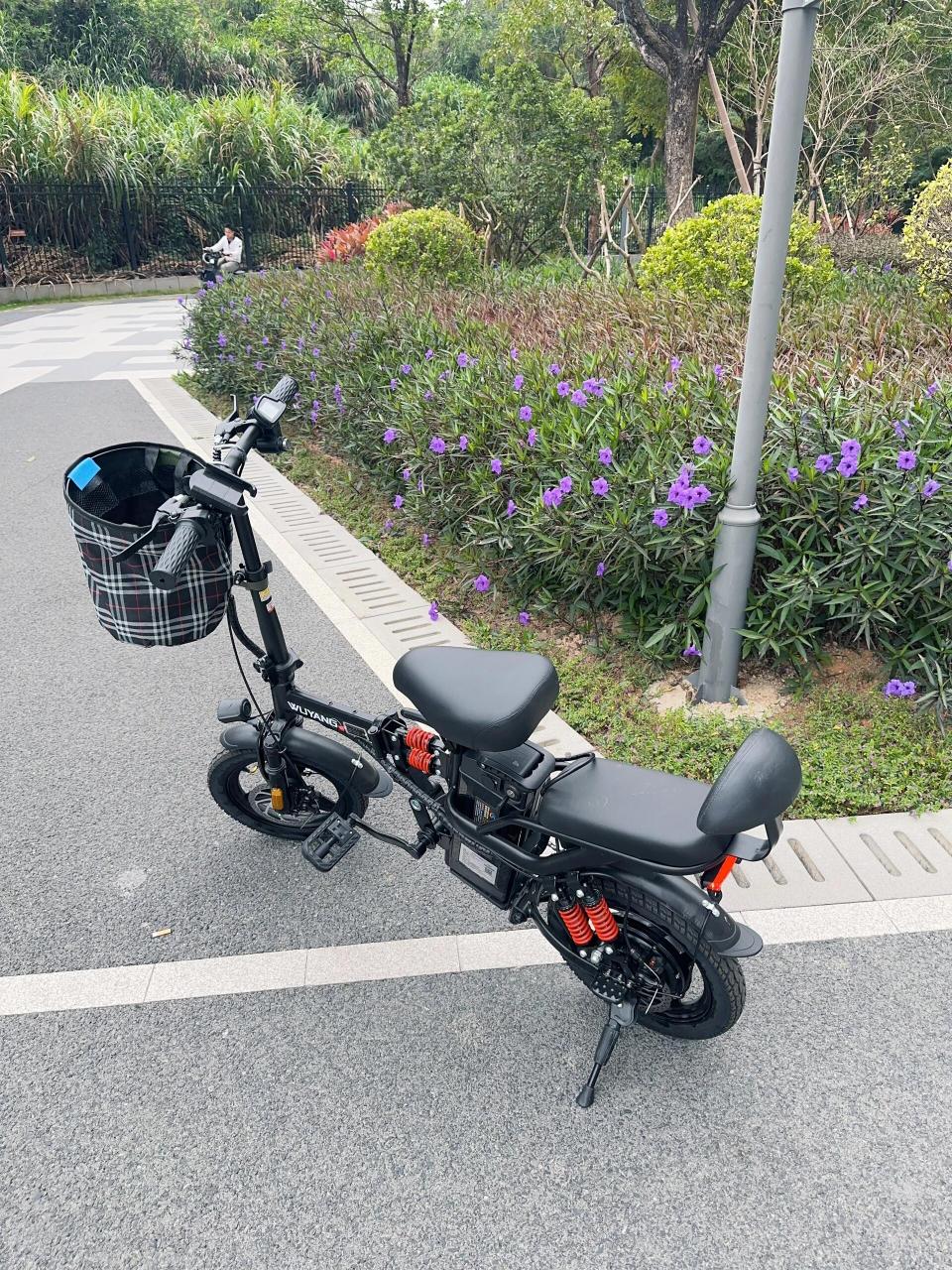 上下班通勤这个小电动车真的太方便啦 每天走路上班得半个小时,自从