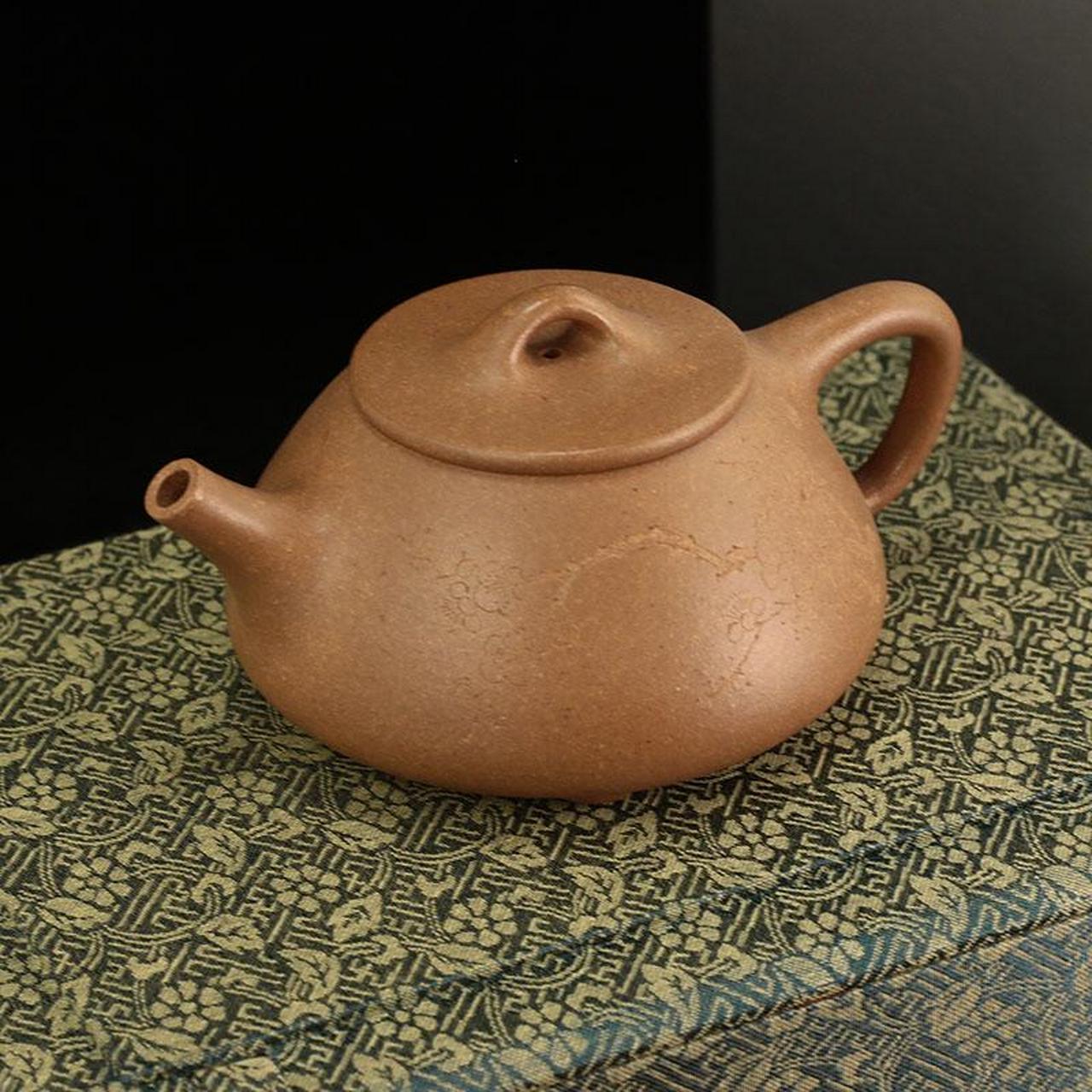 机车壶是指工艺流程化生产的大批量壶,采用车刀修整技术,因此存在