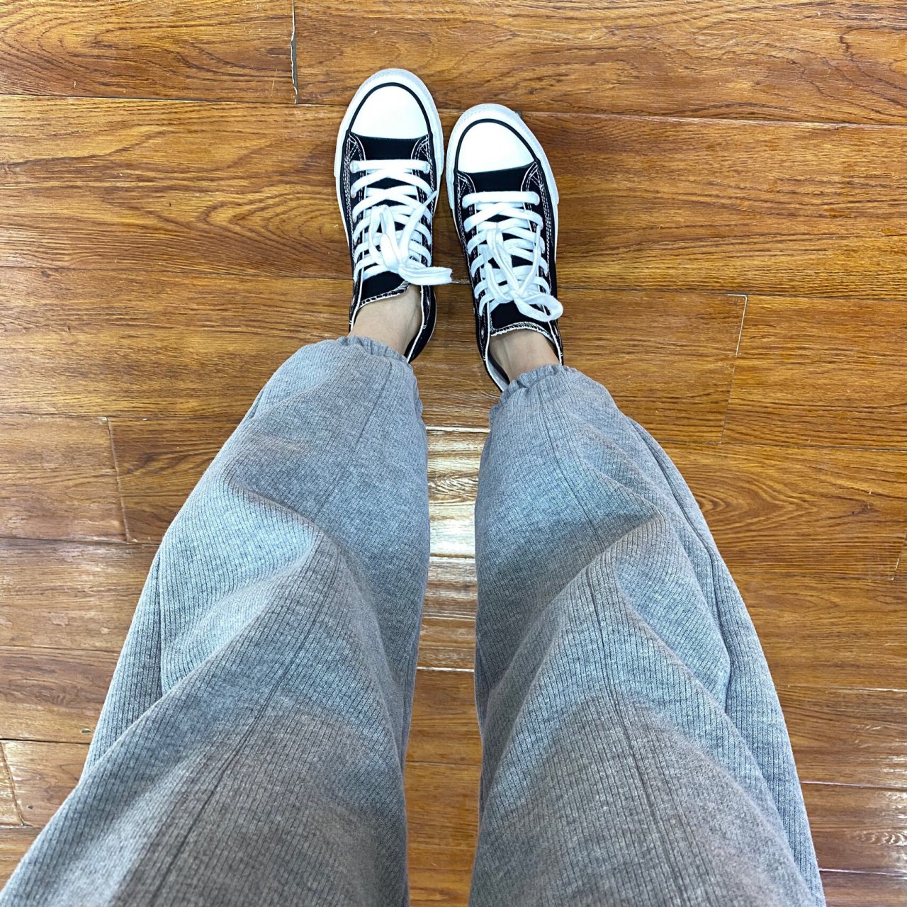 灰色卫裤配个帆布鞋也太舒服好看了 喜欢不需要动脑筋穿上就能走 而且