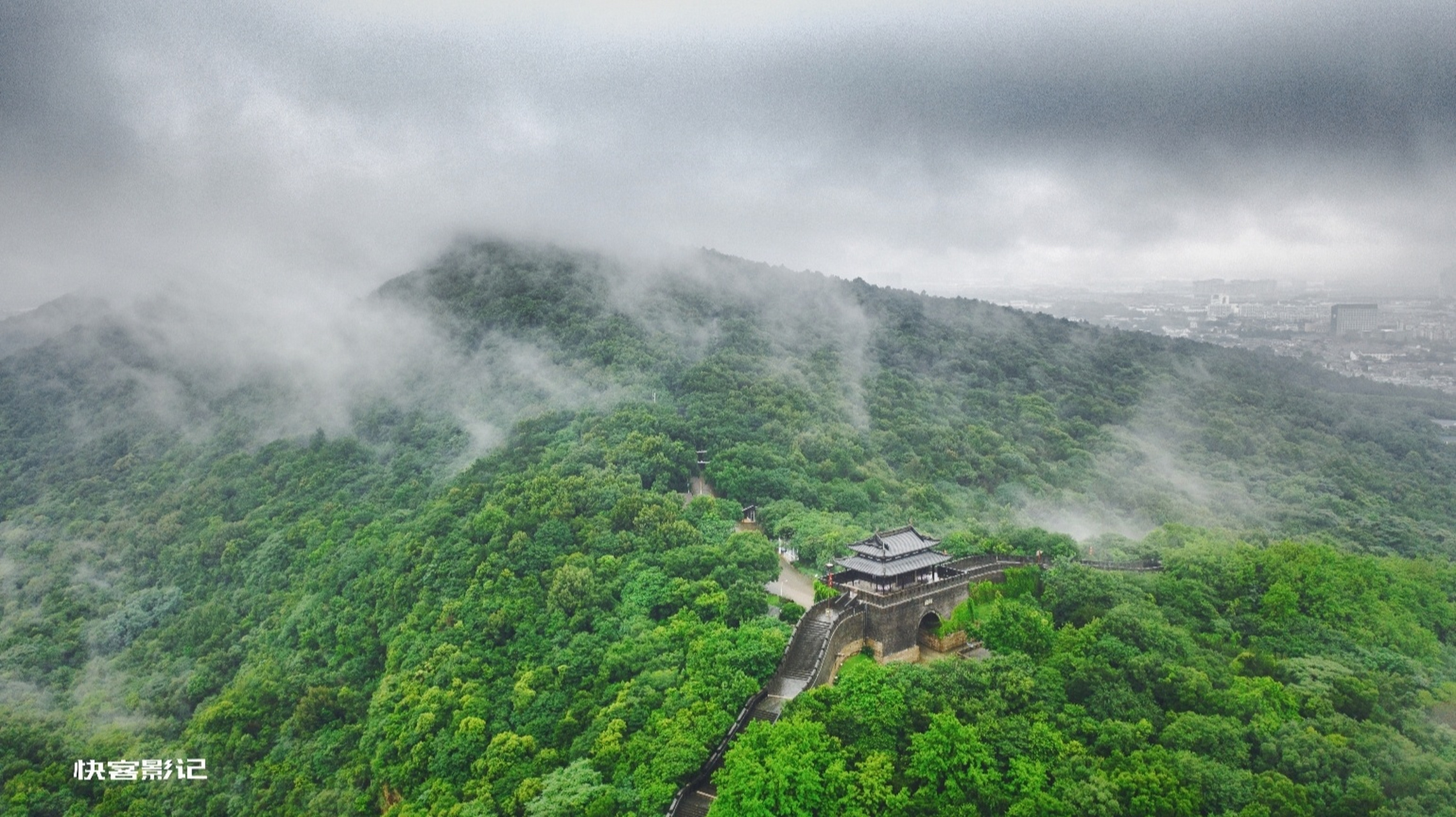 常熟,虞山西城楼阁,云雾缭绕,江南小长城 