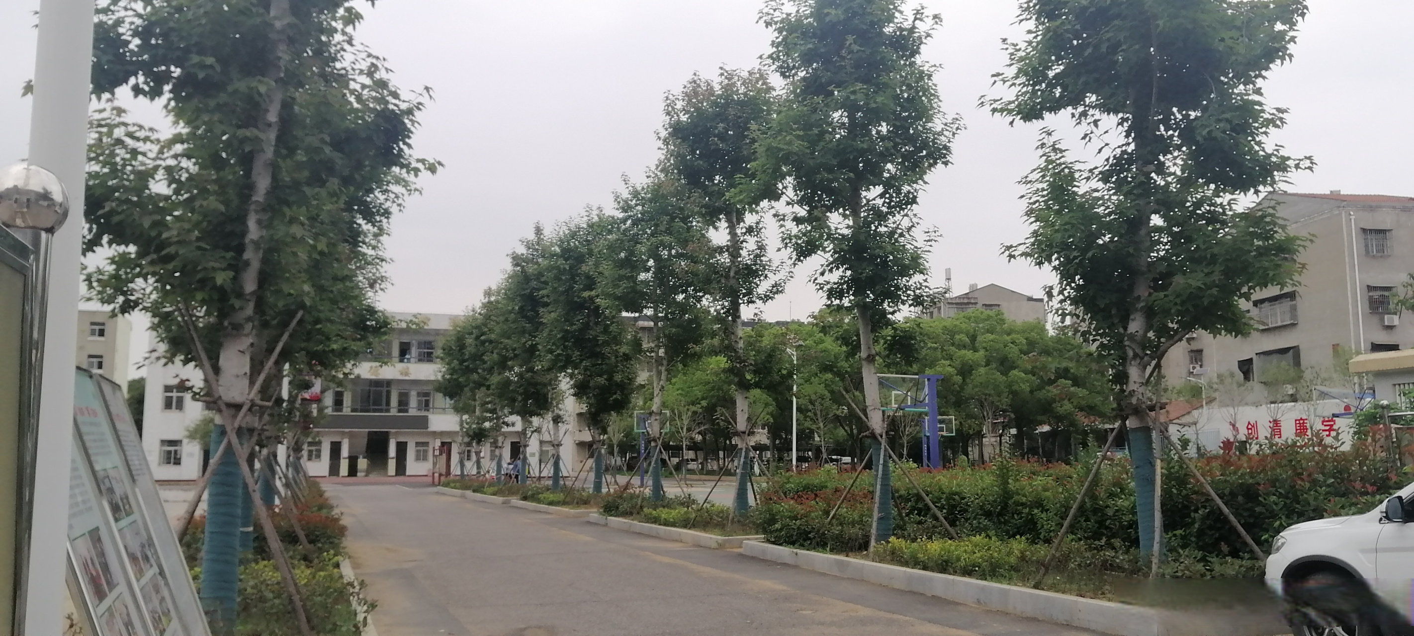 祁家湾中学(大门联): 校前大道贯通五湖四海; 学中才子纵横九州百国.