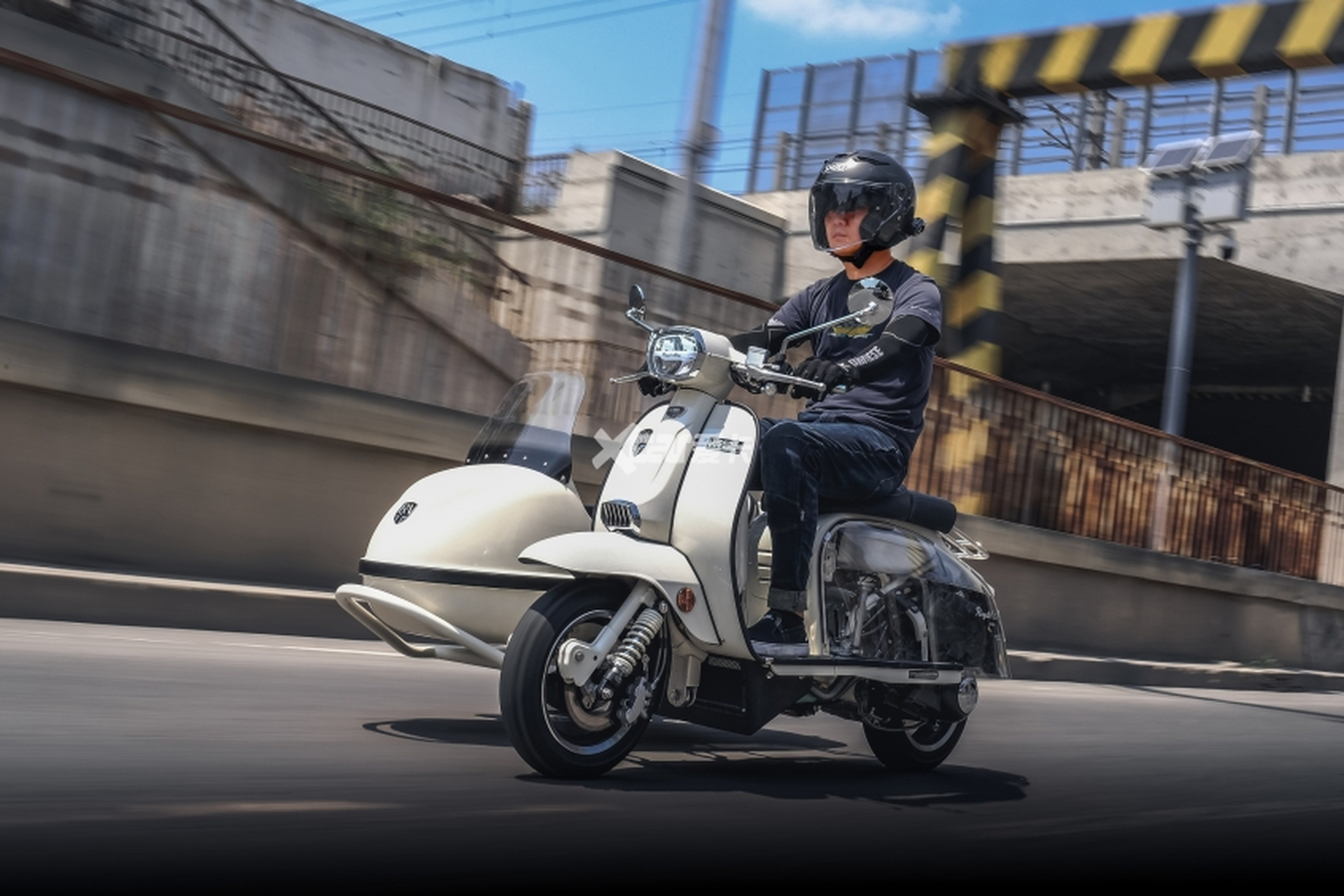 文艺青年的新玩具 试驾ra gp250边三轮 royal alloy这个品牌相信对于