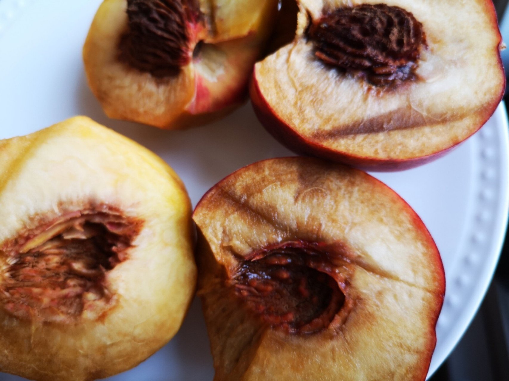 昨天买的桃子,外面看上去很好,也没有磕碰,果肉也不是软的.