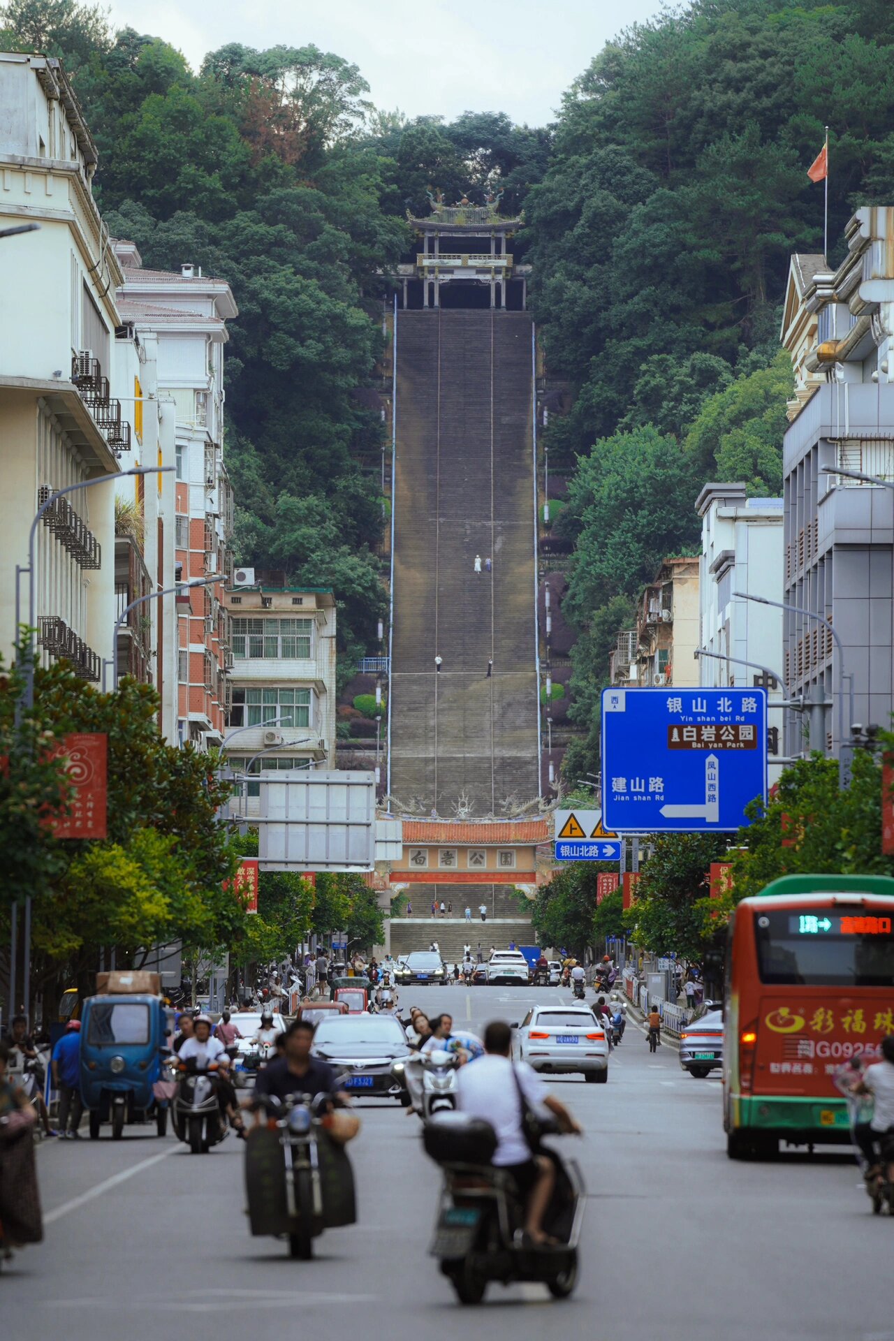 带你看看福建三明大田县 小县城不大,从白岩公园到闹市东街口,步行10