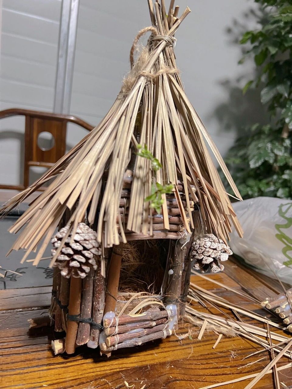 幼儿园手工鸟窝制作 小朋友说鸟窝要挂在外面,看谁的鸟窝坚持时间最久