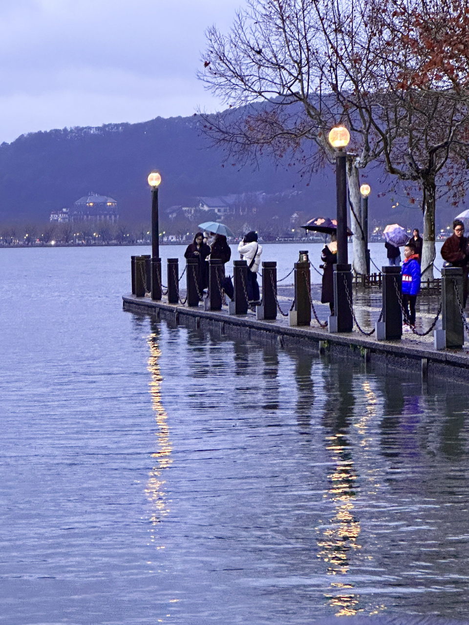 雨天的西湖太像la la land了吧 跟朋友们散着步,路灯亮起的一瞬间
