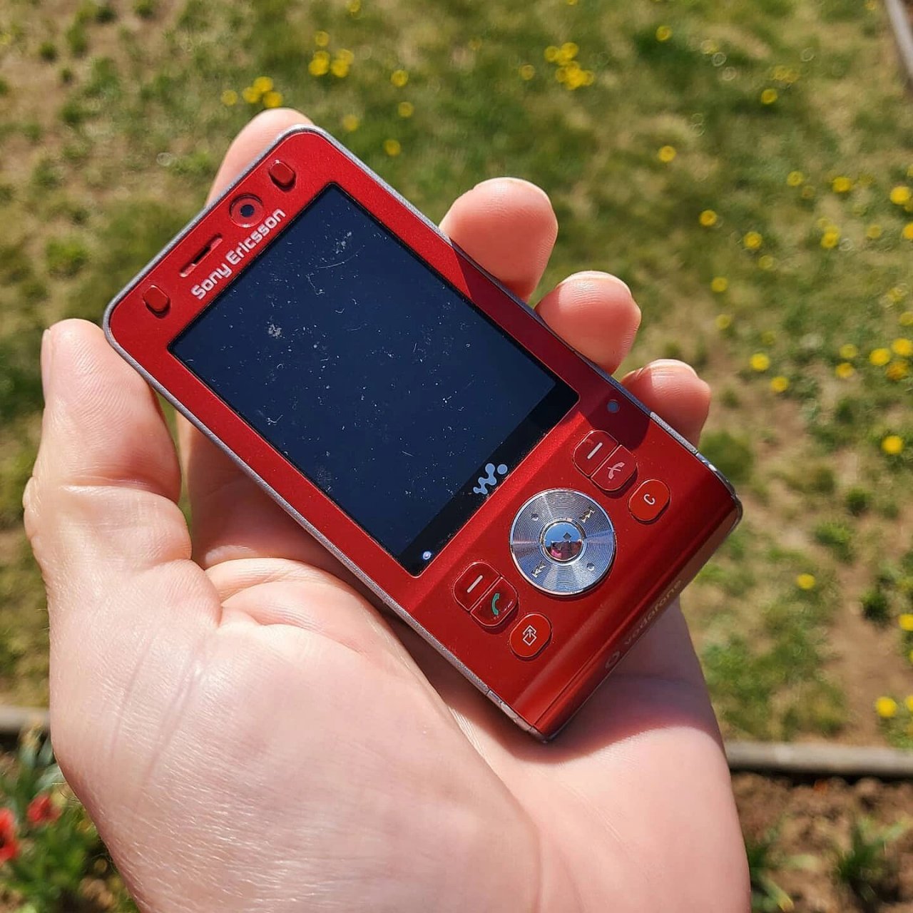 索尼爱立信 w908 2007年上市的w908i,是一款超薄滑盖手机 	 配置上跟