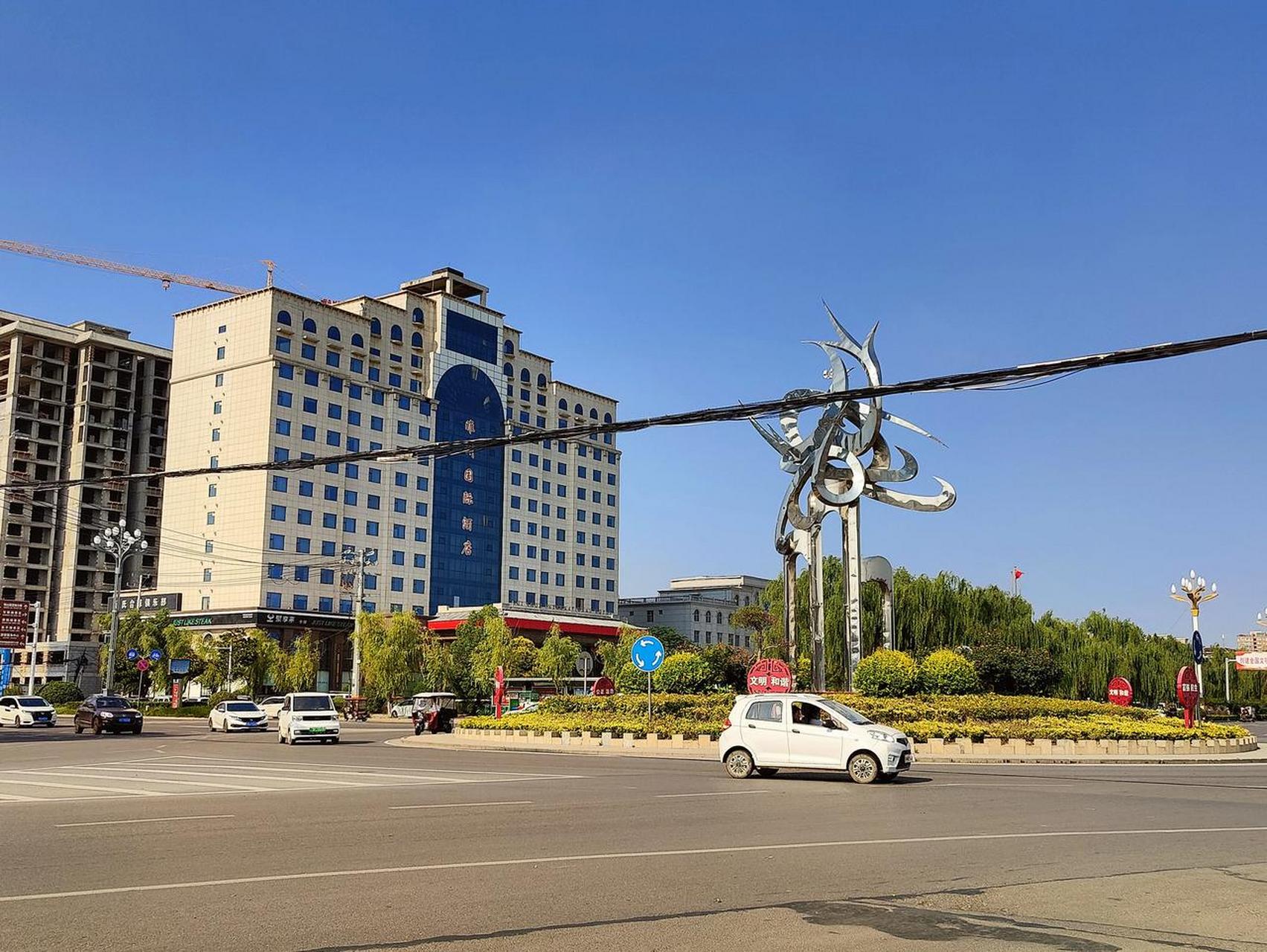 河南商丘睢县, 凤城大道与湖中路交叉口转盘的位置, 转盘里的雕塑到底